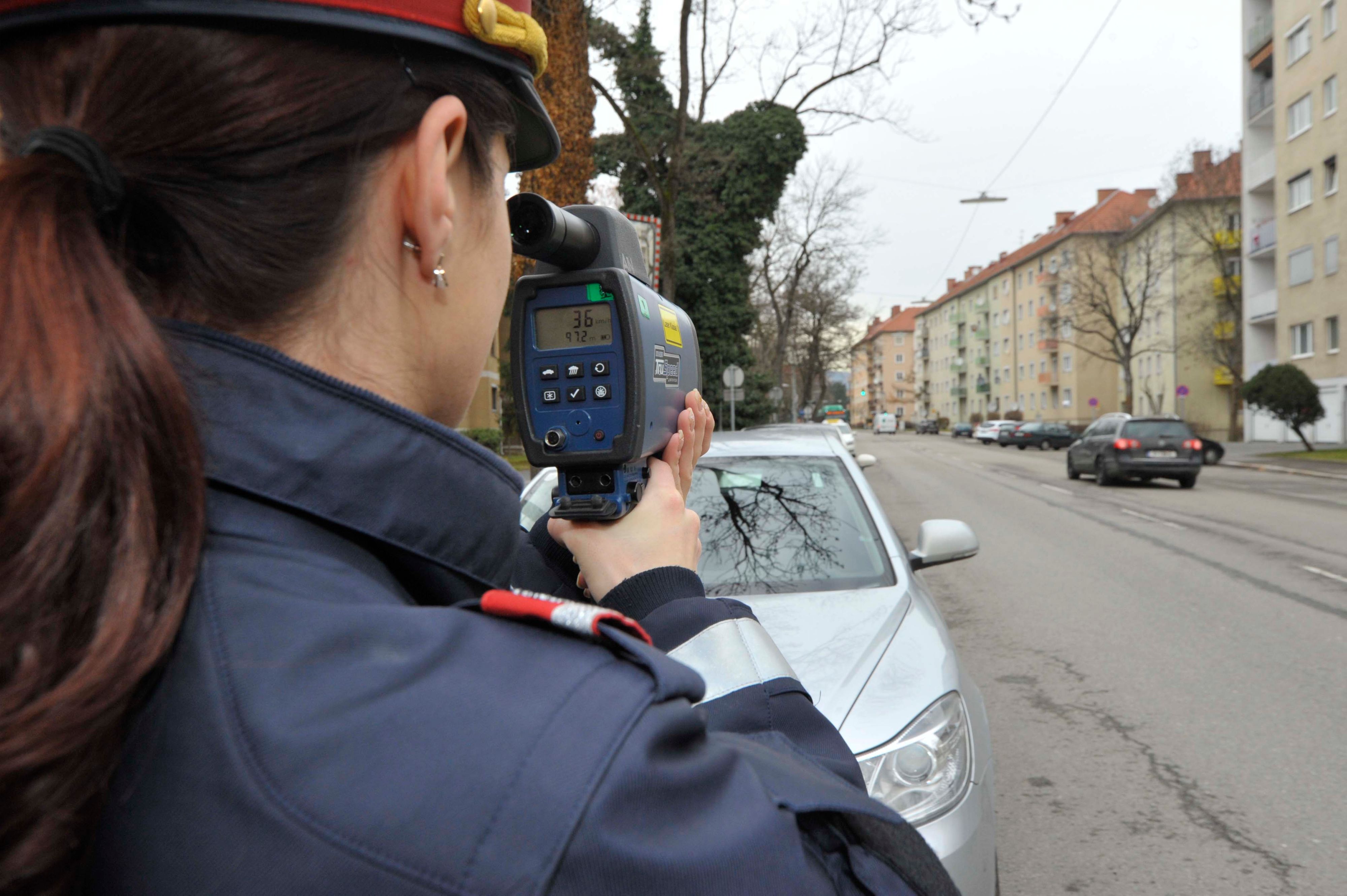 Eine Geschwindigkeitskontrolle der Polizei. Symbolbild