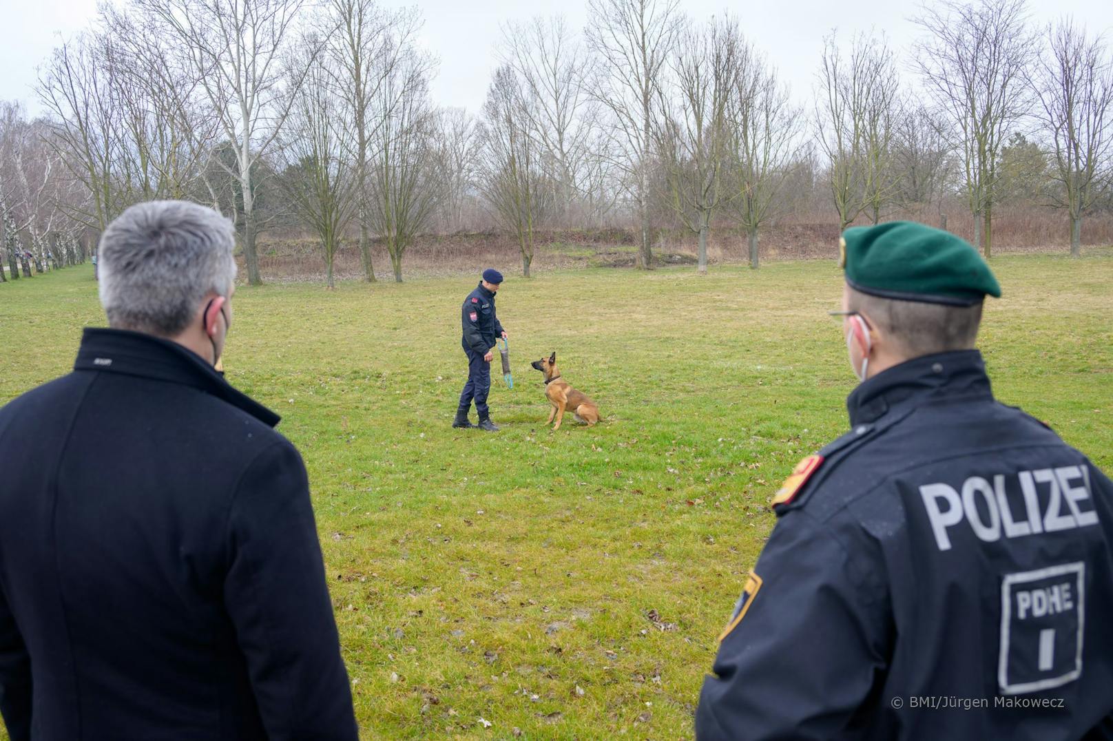 Am Freitag fand die Schlüsselübergabe zur neuen Ausbildungsstätte für Polizeihunde in Strebersdorf statt. 