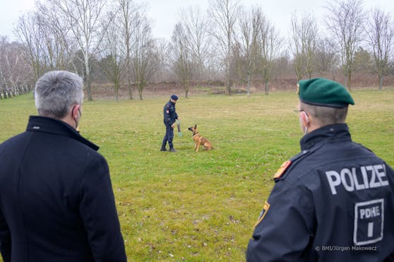 Am Freitag fand die Schlüsselübergabe zur neuen Ausbildungsstätte für Polizeihunde in Strebersdorf statt.