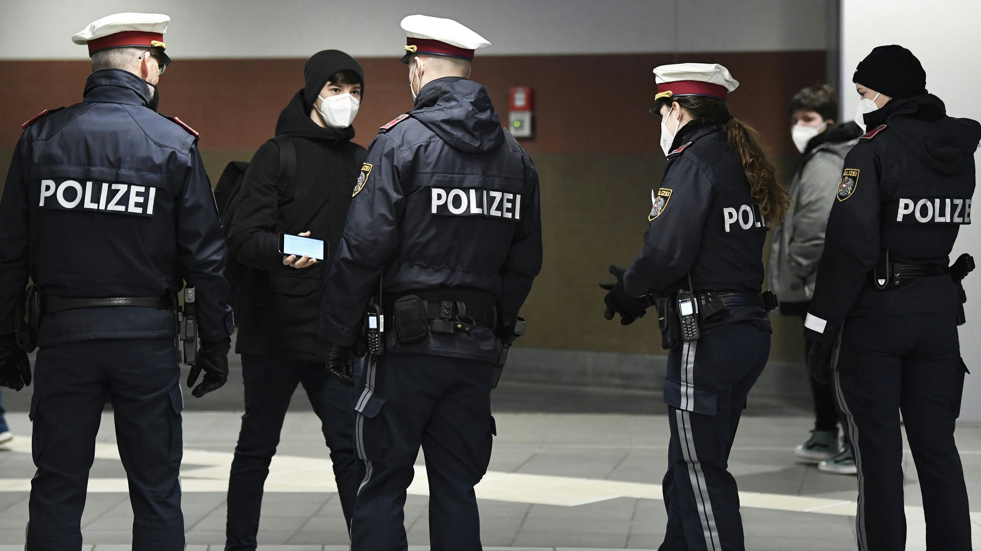 Corona-Kontrollen der Polizei: Nun kommen neue Corona-Regeln.