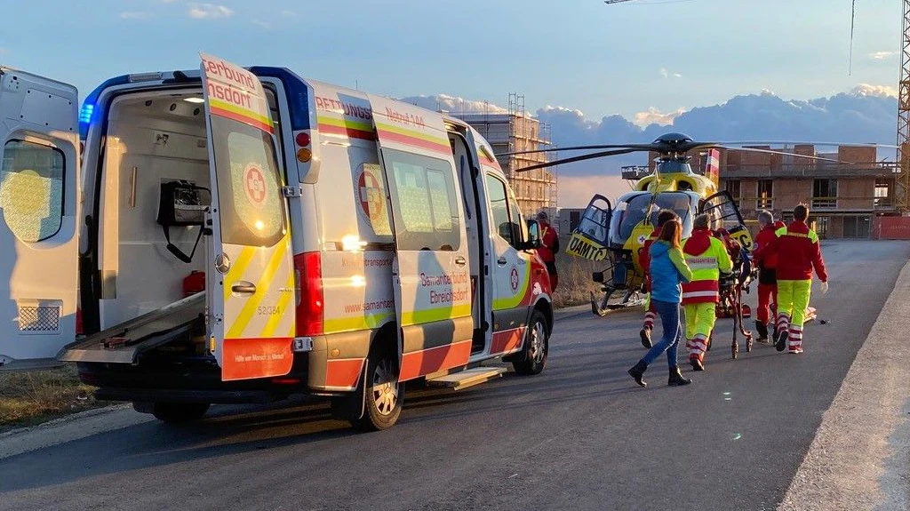 Das Mäderl prallte gegen die Windschutzscheibe des Autos.
