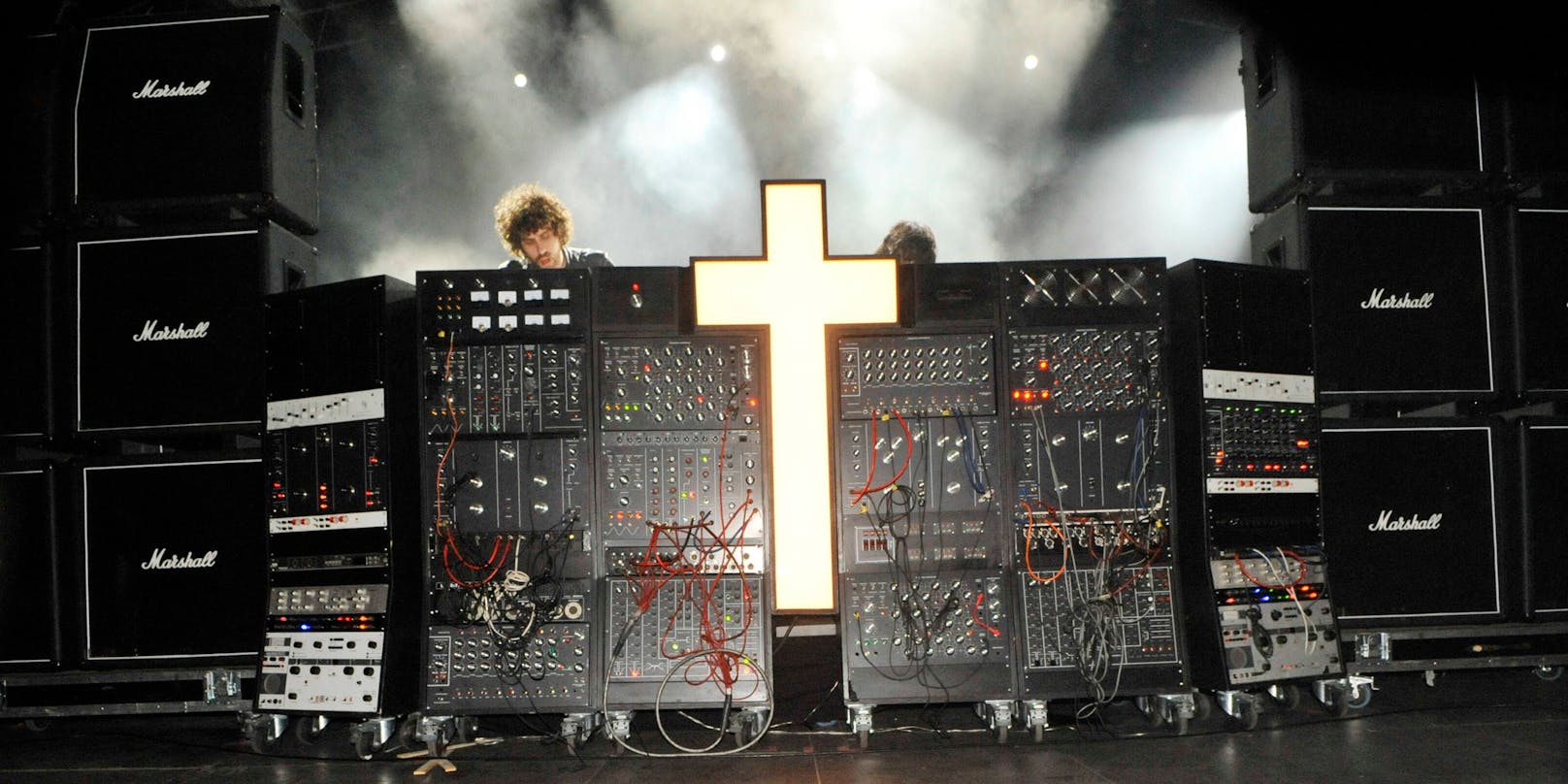 Für das französische DJ-Duo <strong>Justice</strong> ist klar, dass Justin Bieber die Kreuz-Form beim "T" in seinem Albumschriftzug von ihnen abgekupfert hat.<br>
