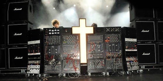 Für das französische DJ-Duo Justice ist klar, dass Justin Bieber die Kreuz-Form beim "T" in seinem Albumschriftzug von ihnen abgekupfert hat.