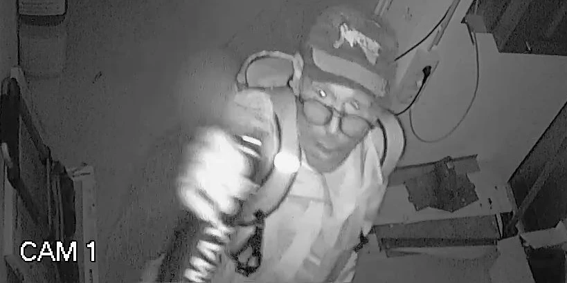 Der Mann steht im Verdacht in einem Waschsalon zwei Mal die Kasse eines Geldwechselautomatens aufgebrochen zu haben. 