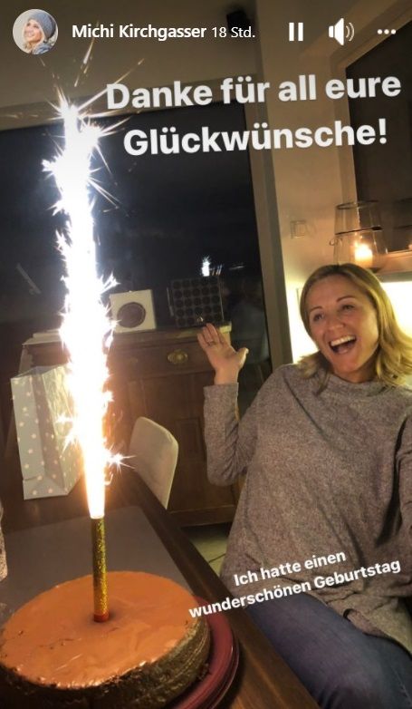 Michaela Kirchgasser und ihre Geburtstagstorte. 