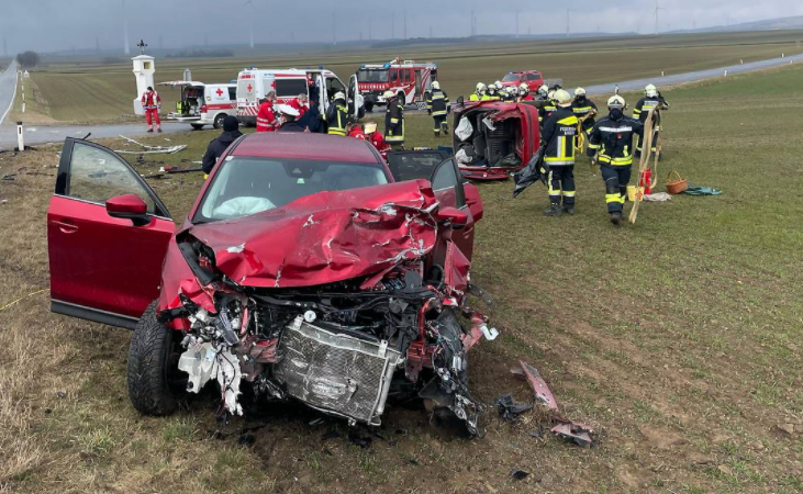 Die Autos wurden in das angrenzende Feld geschleudert.