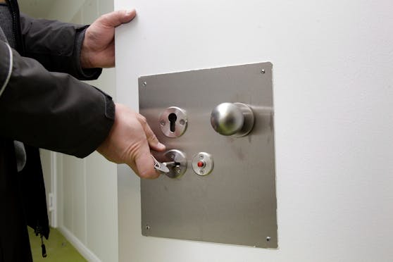 Ein Wärter schließt in der JVA Heidering eine Zellentür auf. Dieses Bild entstand im Rahmen einer Presseführung durch das 2013 eröffnete Gefängnis.
