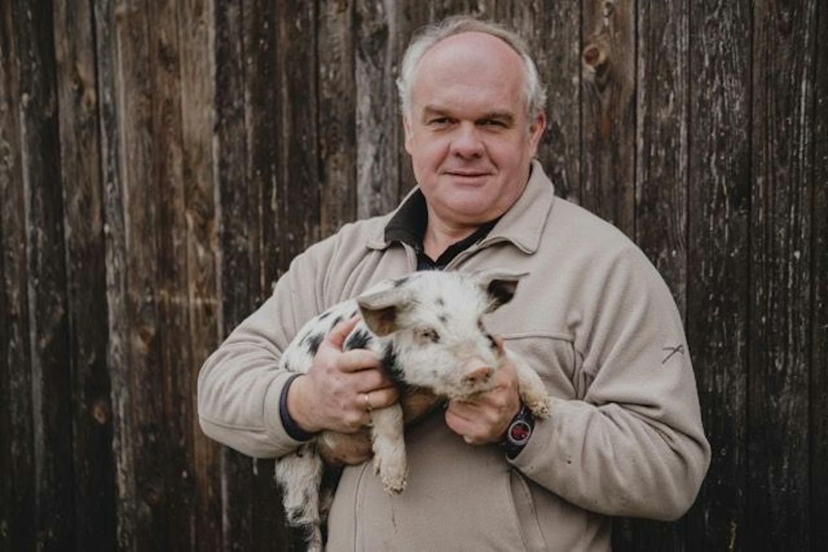 Juniperhof-Betreiber Josef "Joe" Kranawetter mit Babyschwein