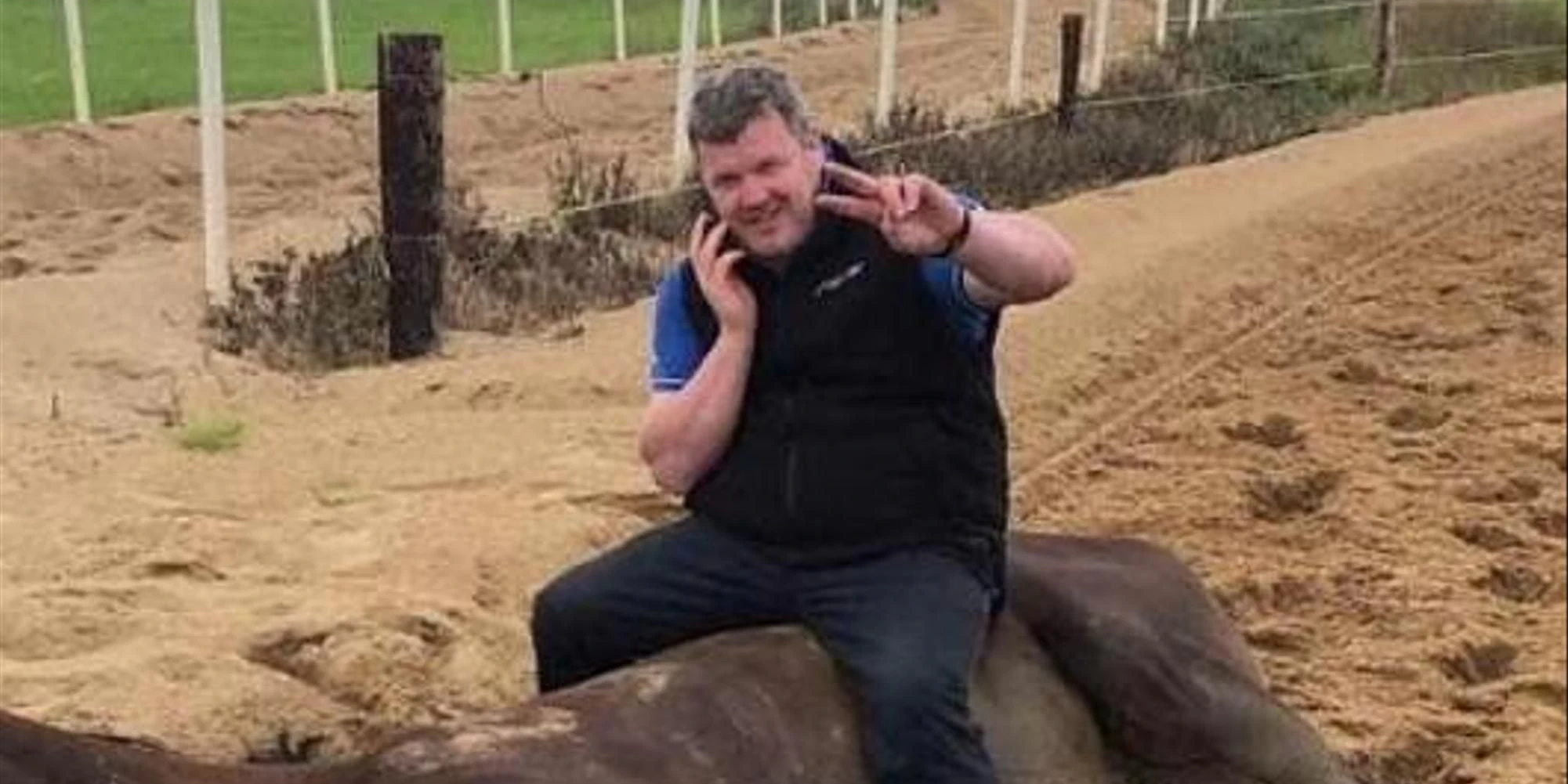 Der irische Pferdetrainer Gordon Elliott ist in der Welt des Pferderennens eine Legende. Seine Karriere dürfte aber nun ruiniert sein, nachdem sich am 27. Februar 2021 dieses Foto auf den sozialen Medien verbreitete.