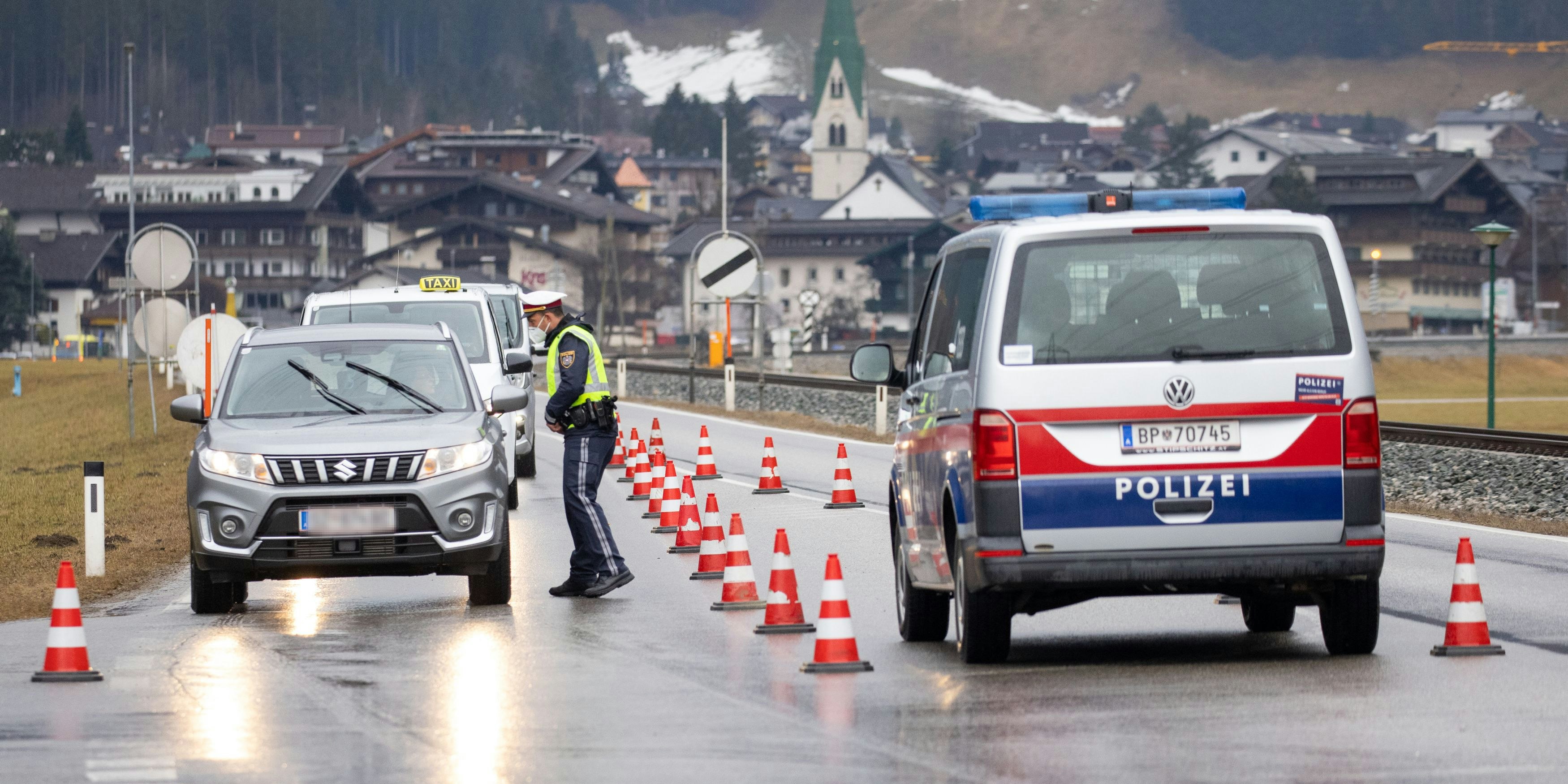 Kontrollstelle am Samstag, 27. Februar 2021. Mayrhofen im hinteren Zillertal darf wegen der Verbreitung der Südafrika-Mutante ab heute, bis Mittwoch, 03. März 2021, nur noch mit einem negativen Corona-Test, der nicht älter als 72 Stunden ist, verlassen werden. Weitere Orte könnten nun auch diese Verschärfung erhalten..