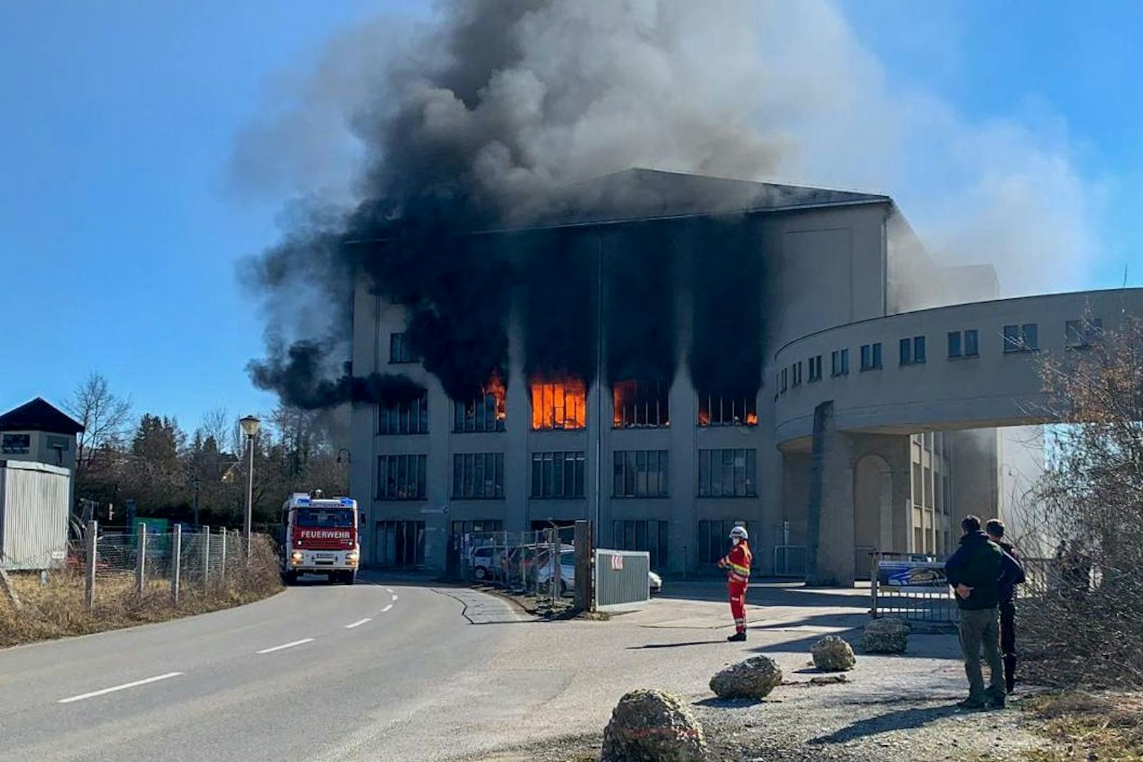 In Mattighofen steht eine Lederfabrik in Flammen.