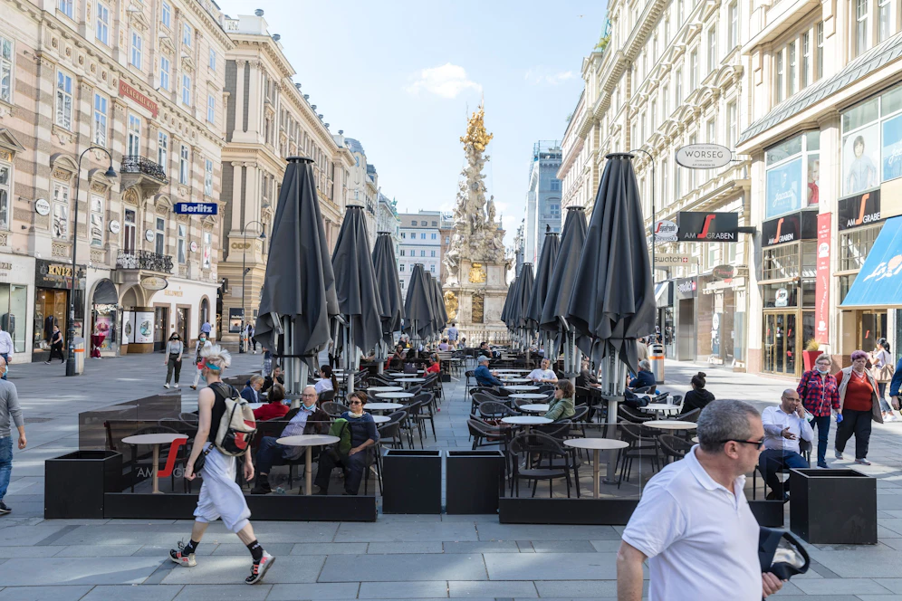 Menschen sitzen in den geschlossenen Schanigärten (Lockdown-Archivfoto vom April 2020)