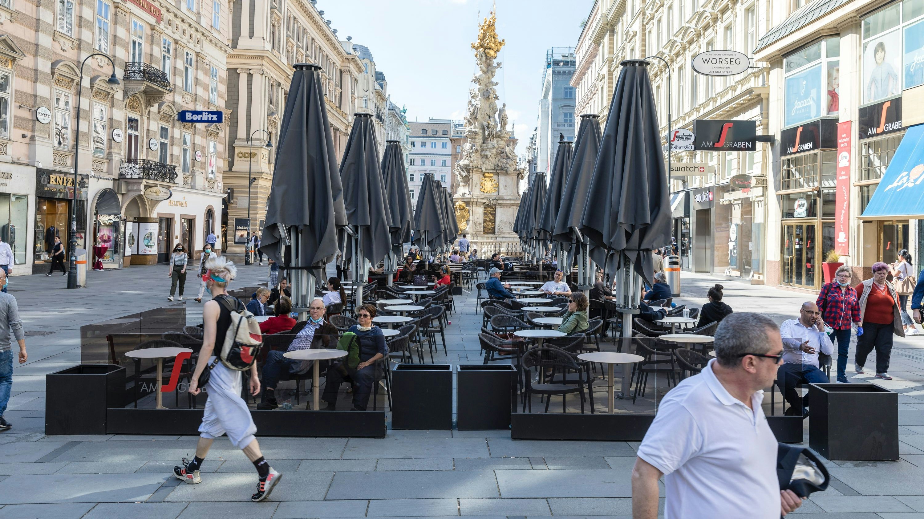 Menschen sitzen in den geschlossenen Schanigärten (Lockdown-Archivfoto vom April 2020)