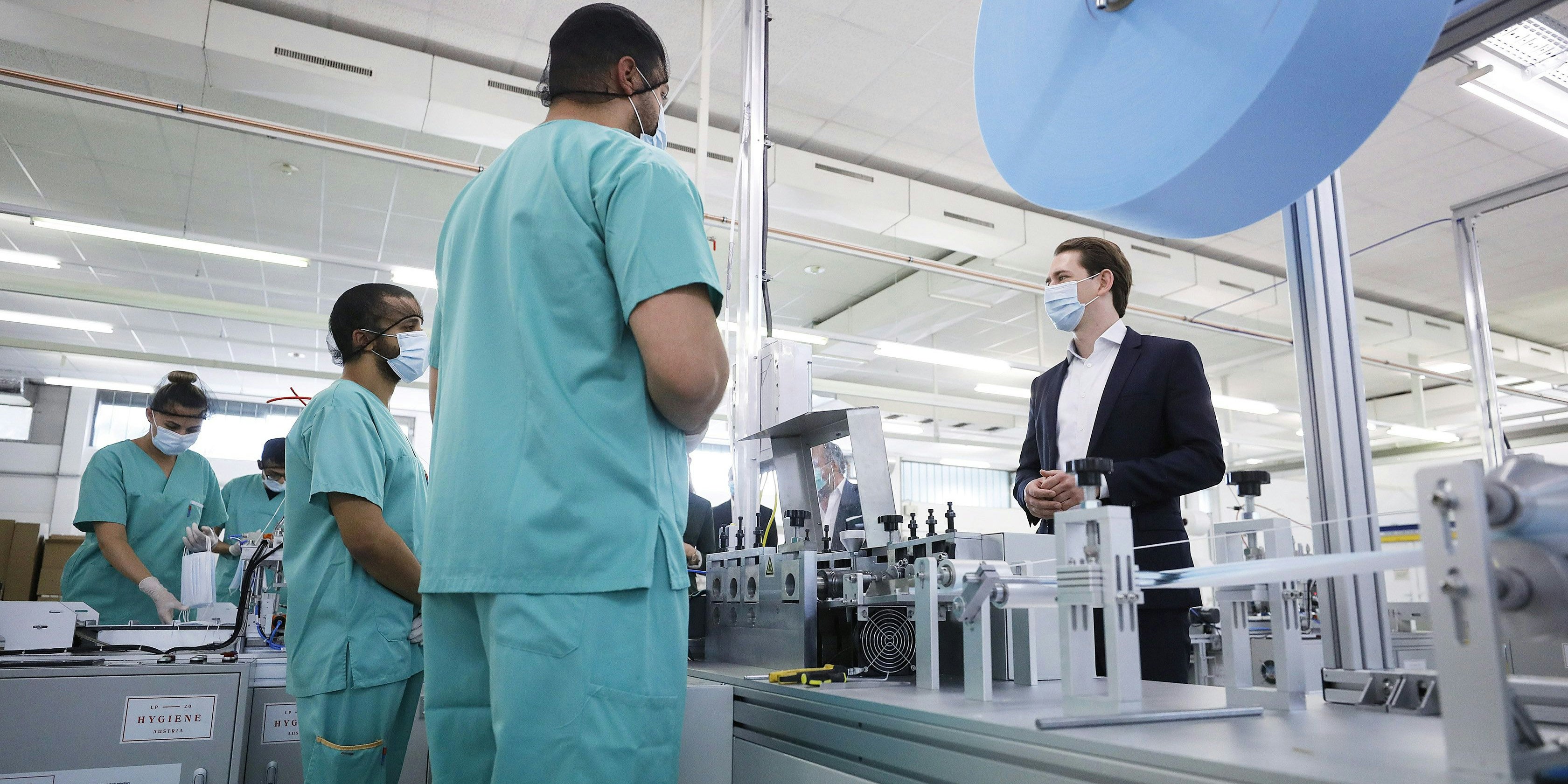 Bundeskanzler Sebastian Kurz während eines Besuchs der Maskenproduktion der Hygiene Austria am Dienstag, 19. Mai 2020, in Wiener Neudorf.