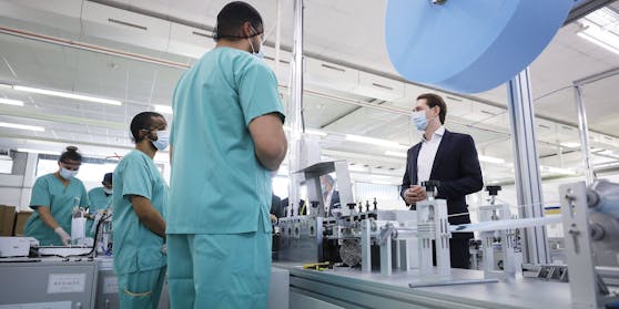 Bundeskanzler Sebastian Kurz während eines Besuchs der Maskenproduktion der Hygiene Austria am Dienstag, 19. Mai 2020, in Wiener Neudorf.