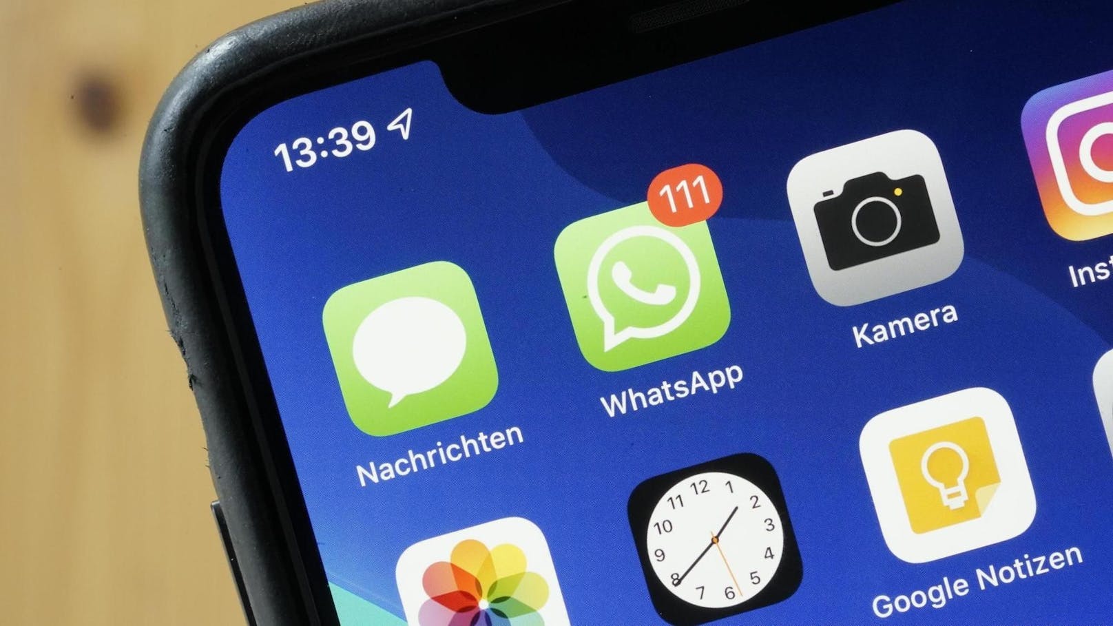 Millionen Smartphone-Nutzer müssen vielleicht bald entweder auf WhatsApp verzichten oder auf ein neues Smartphone umsteigen.