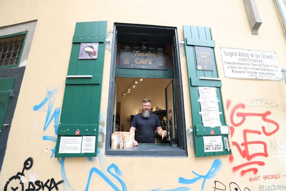Der Gastro-Lockdown wurde für Fenstercafé-Besitzer Sasha Iamkovyi (43) zur Goldgrube. Da er nur Coffee to go anbietet, durfte er offenhalten - und verdiente genug, um ein neues Lokal zu eröffnen.