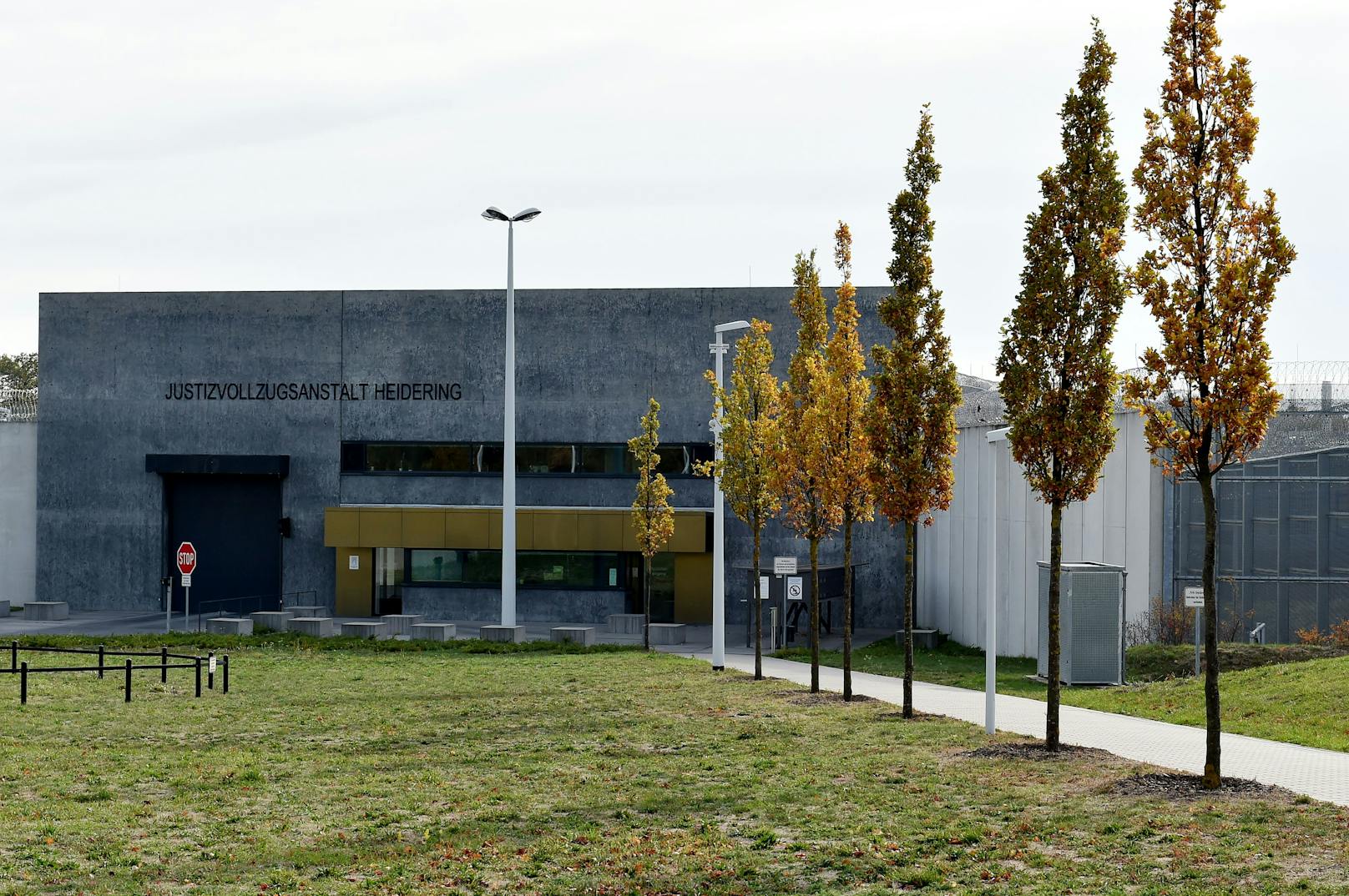 Die JVA Heidering wurde erst 2013 eröffnet und bietet Platz für 647 Sträflinge. Geplant wurde der Bau vom Grazer Architekten Josef Hohensinn.