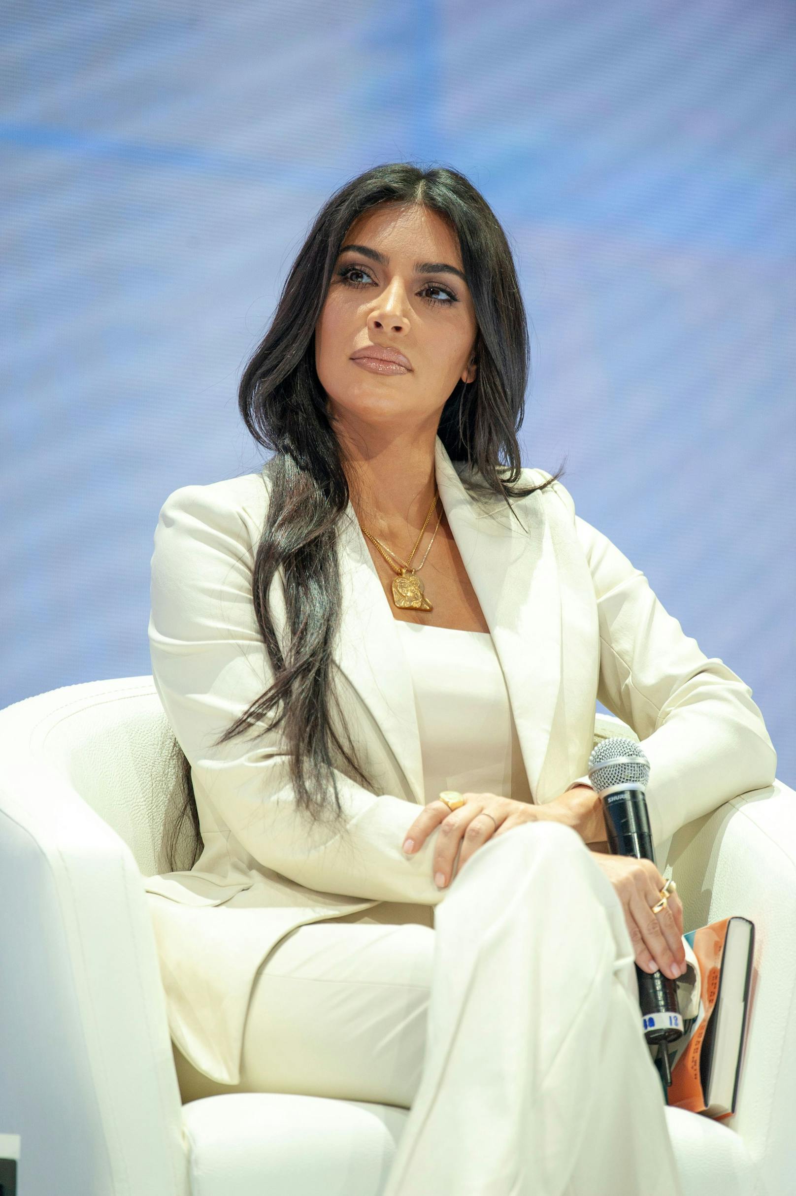 Kim Kardashian im Business-Look.
