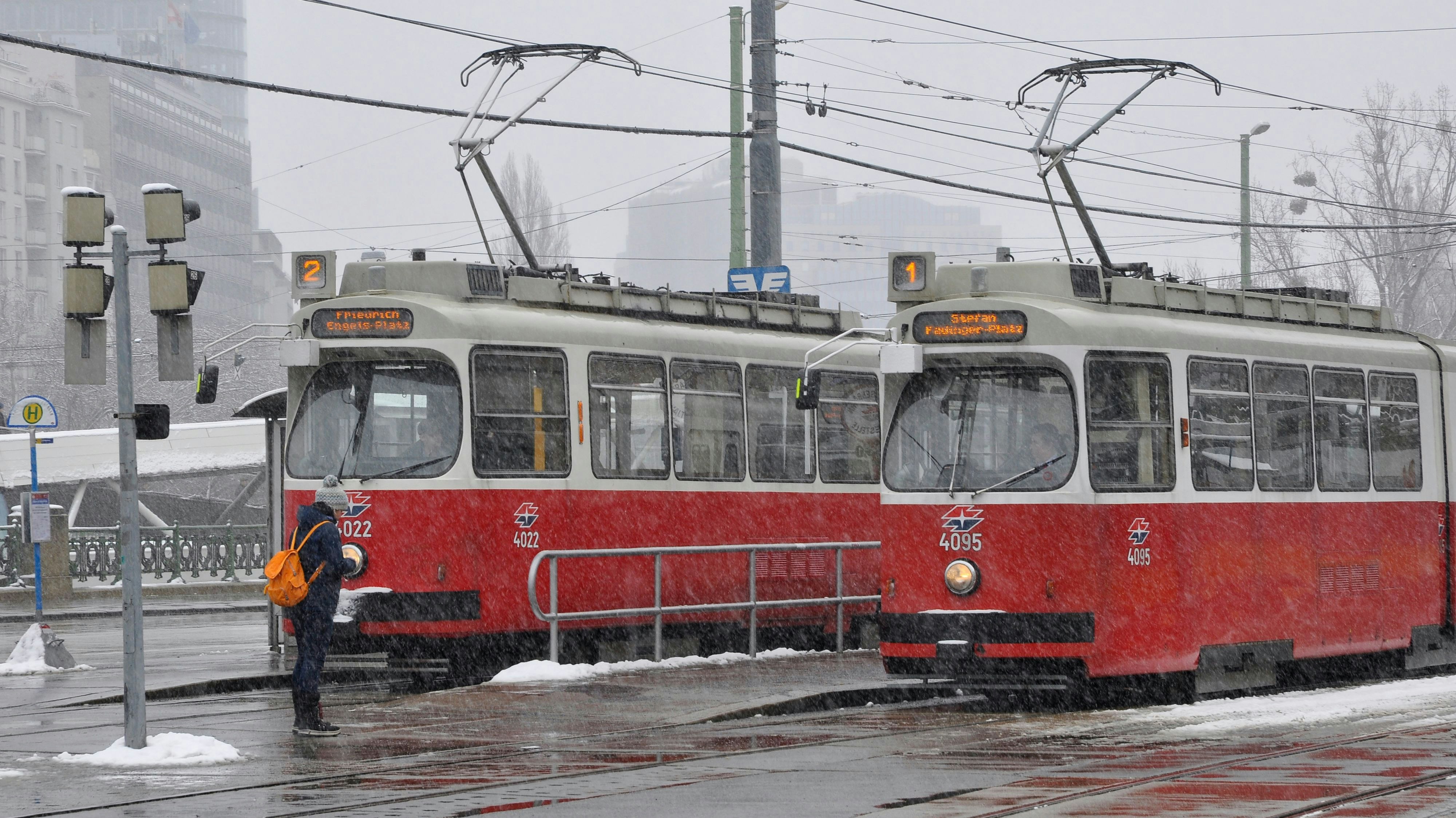 Straßenbahn am Schwedenplatz bei Schneefall. Archivbild, 20.02.2018