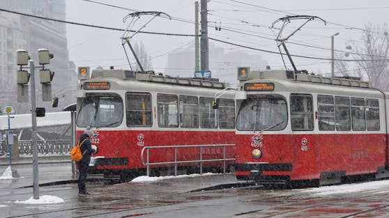 Straßenbahn am Schwedenplatz bei Schneefall. (Archivbild, 20.02.2018)