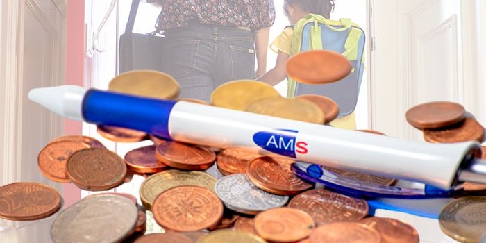 Weil eine Mutter finanziell neu bemessen wurde, wartet die 25-Jährige seit Dezember auf ihr Geld (Symbolfoto, "Heute"-Montage)