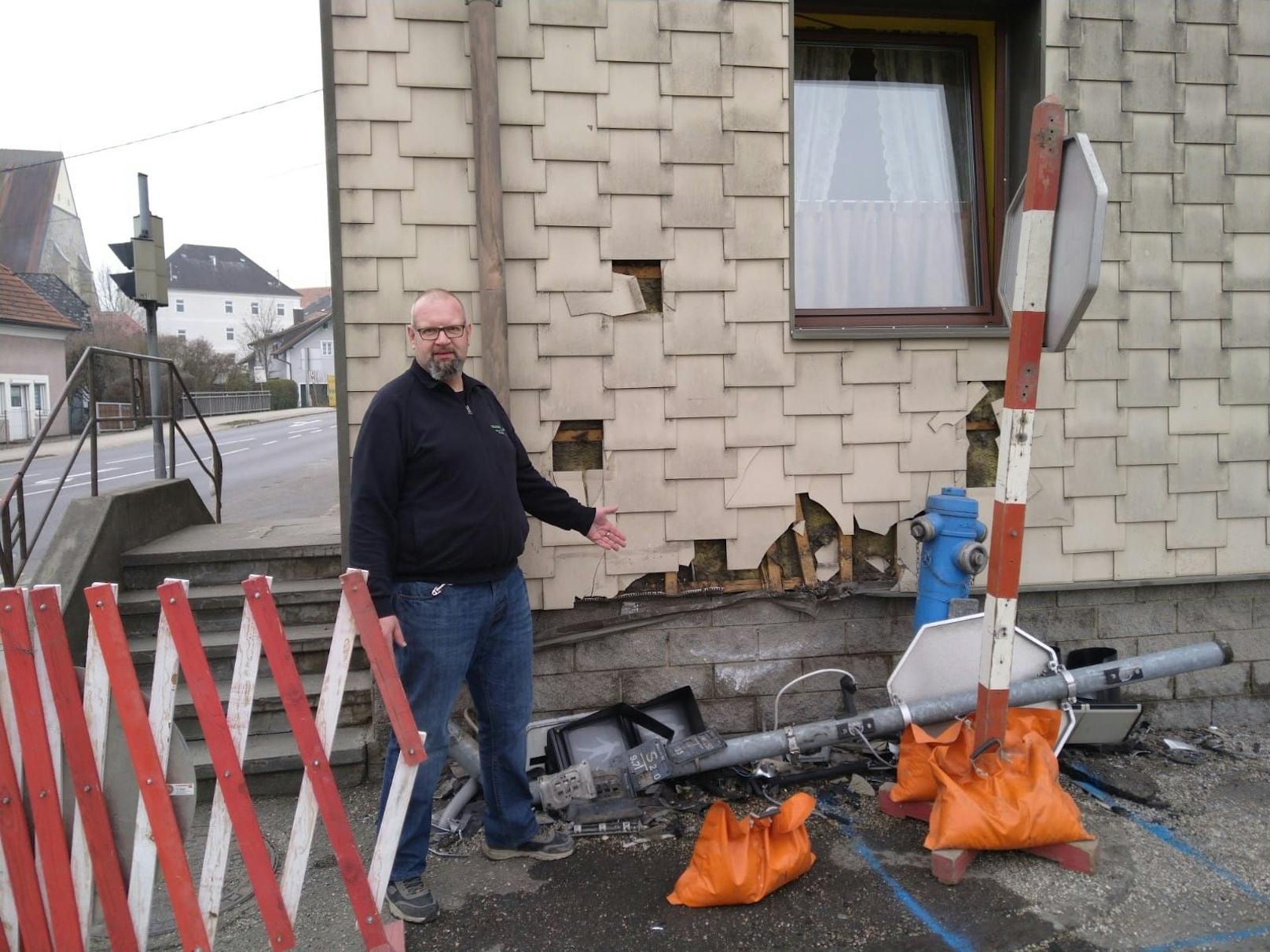 Besitzer Mario Raab zeigt die Schäden an seinem Haus.