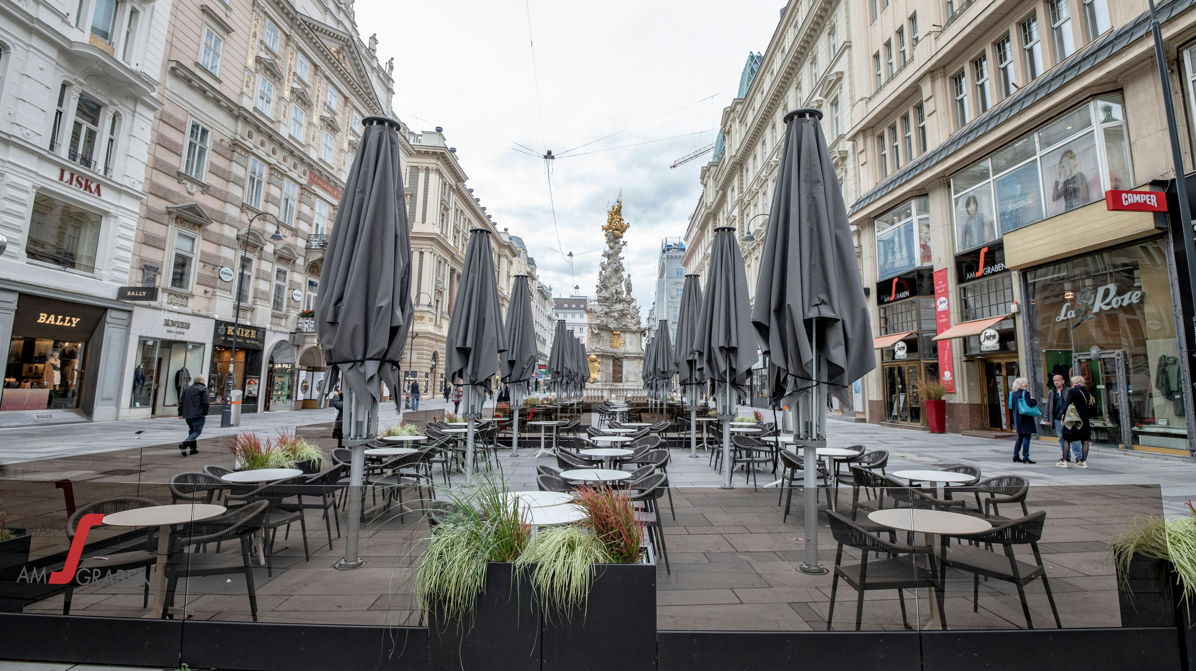 Menschen sitzen in den geschlossenen Schanigärten (Lockdown-Archivfoto vom April 2020)