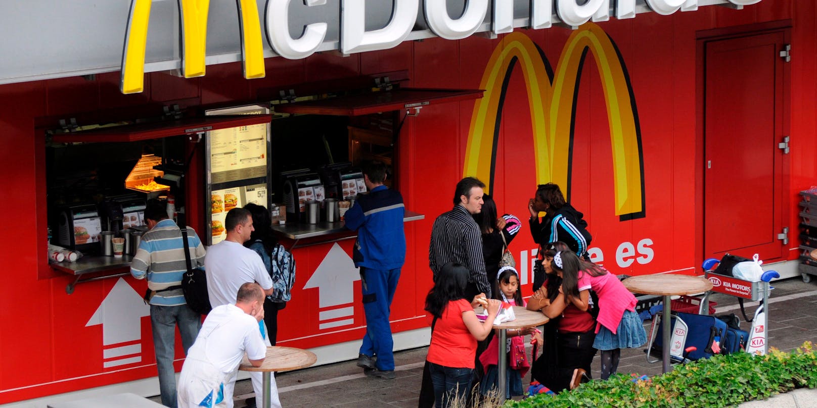 <strong>McDonald's</strong> will Mitte März seine Außenbereiche für KundInnen öffnen.