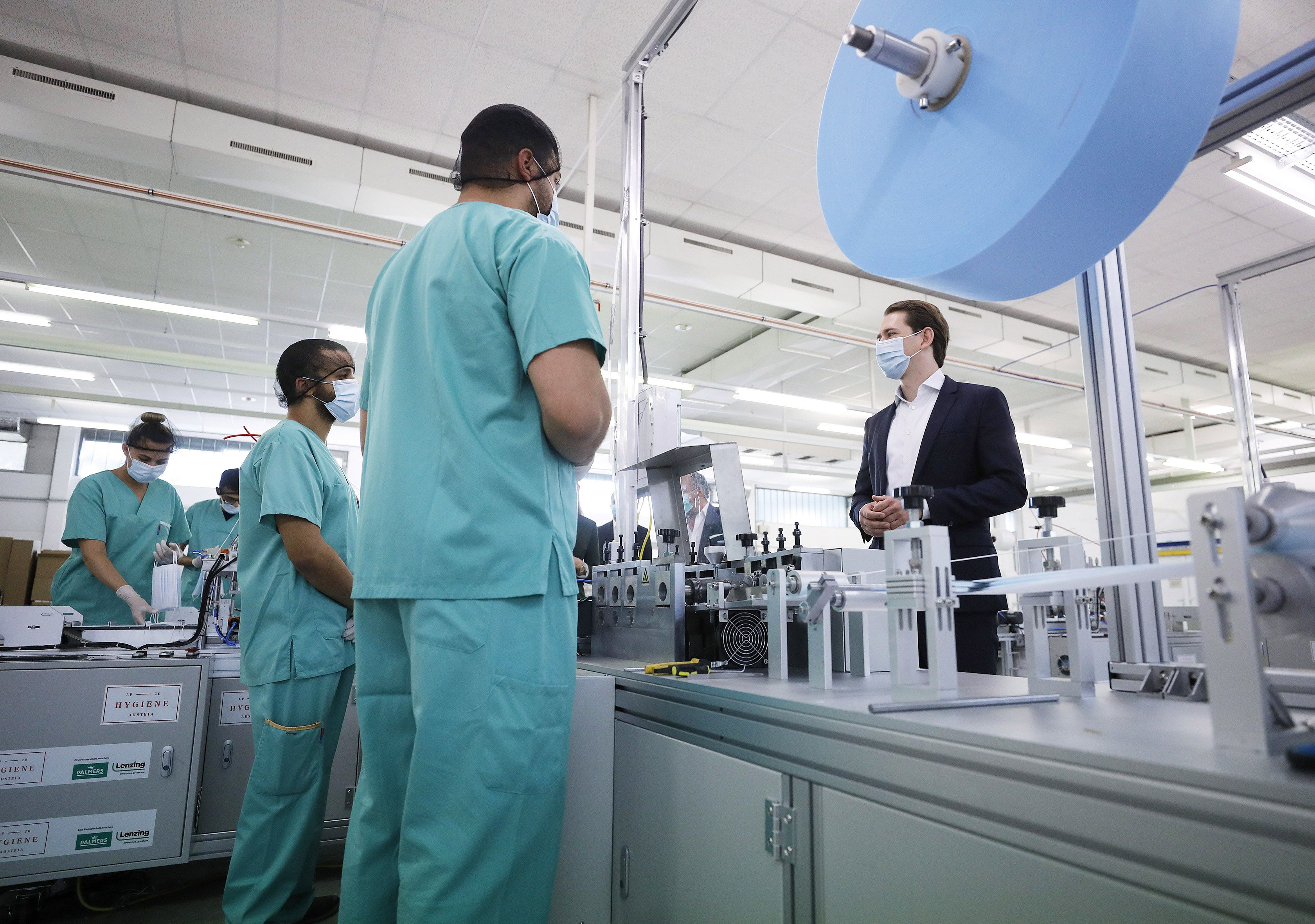 Bundeskanzler Sebastian Kurz während eines Besuchs der Maskenproduktion der Hygiene Austria am Dienstag, 19. Mai 2020, in Wiener Neudorf.