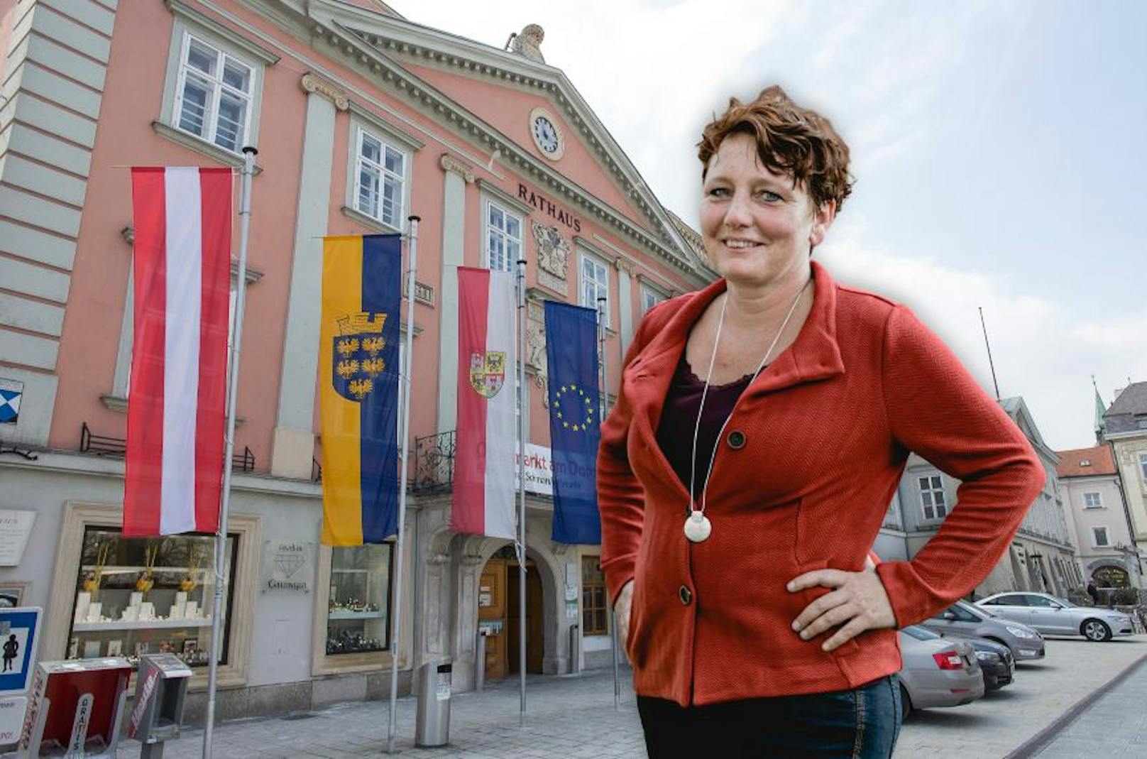 Selina Prünster und das Rathaus im Hintegrund.