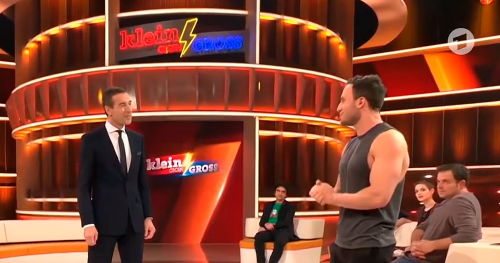Austro-Youtuber reißt bei TV-Sendung Hose im Schritt