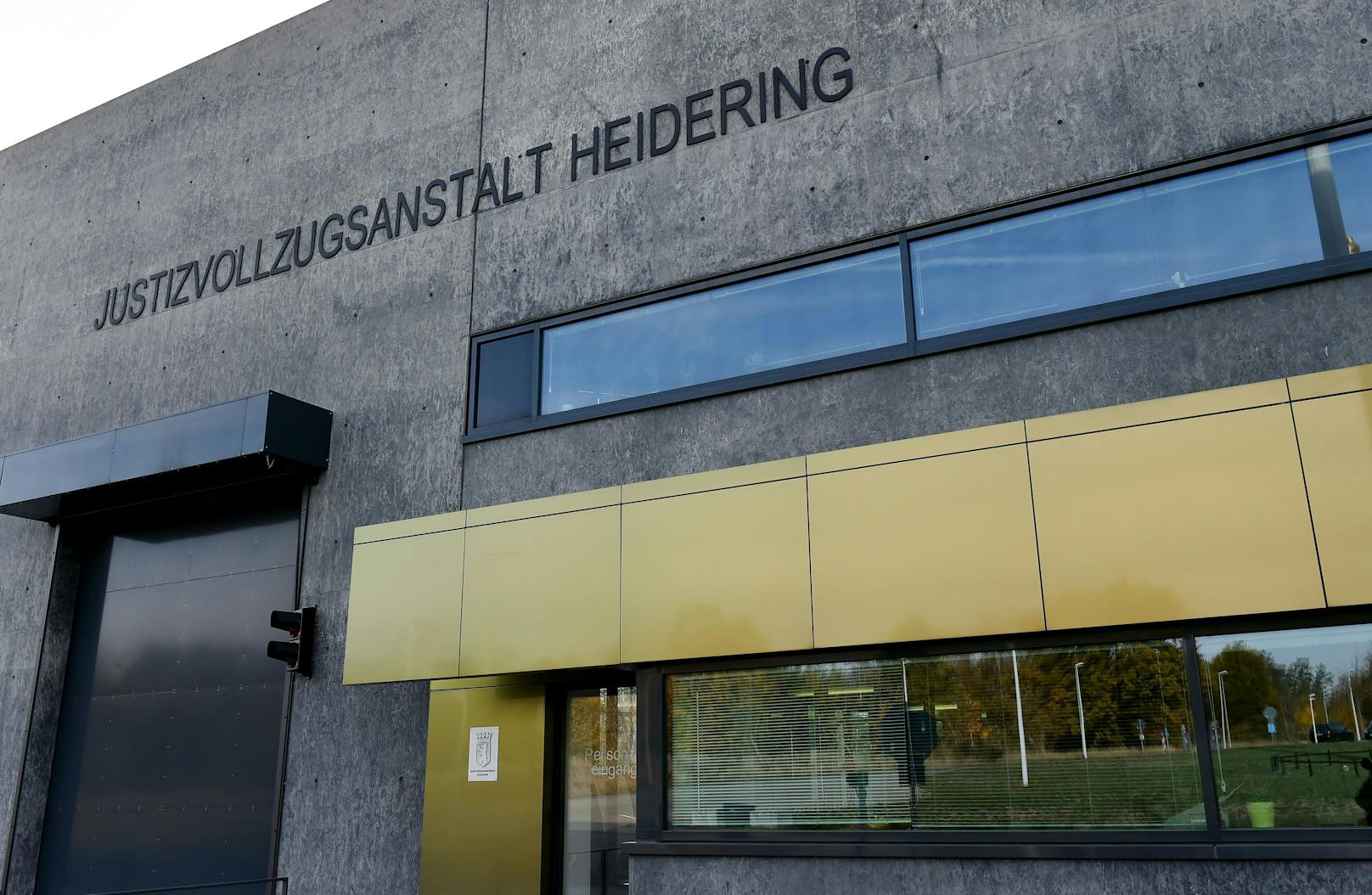 Die JVA Heidering wurde erst 2013 eröffnet und bietet Platz für 647 Sträflinge. Geplant wurde der Bau vom Grazer Architekten Josef Hohensinn.