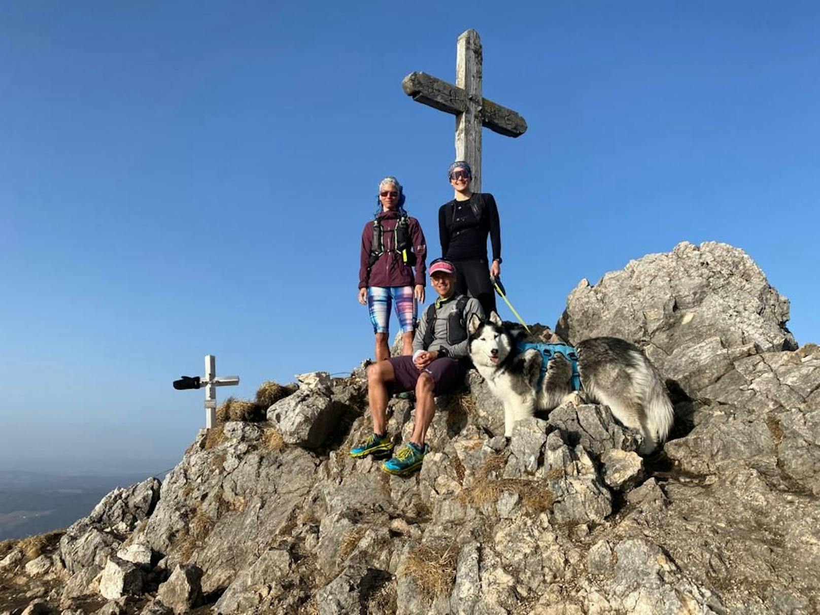 Timo Vogel mit Christina Herbst und Birgit Kocher (re.) am Gipfelkreuz