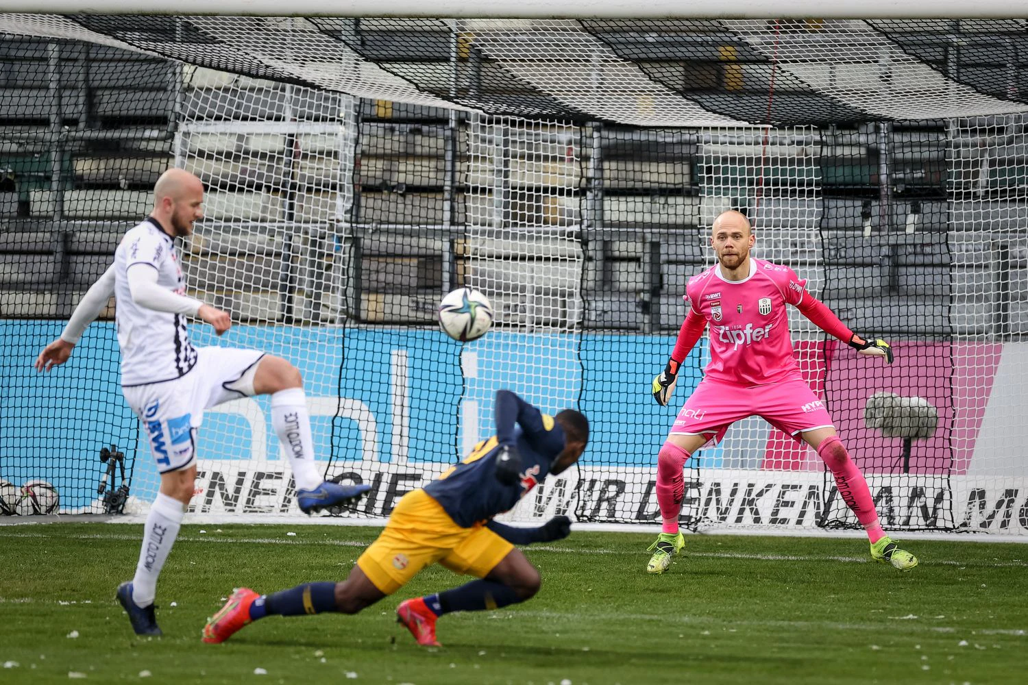 Patson Daka trifft gegen den LASK. 
