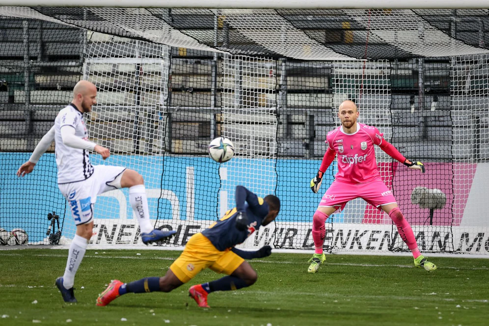 Patson Daka trifft gegen den LASK. 