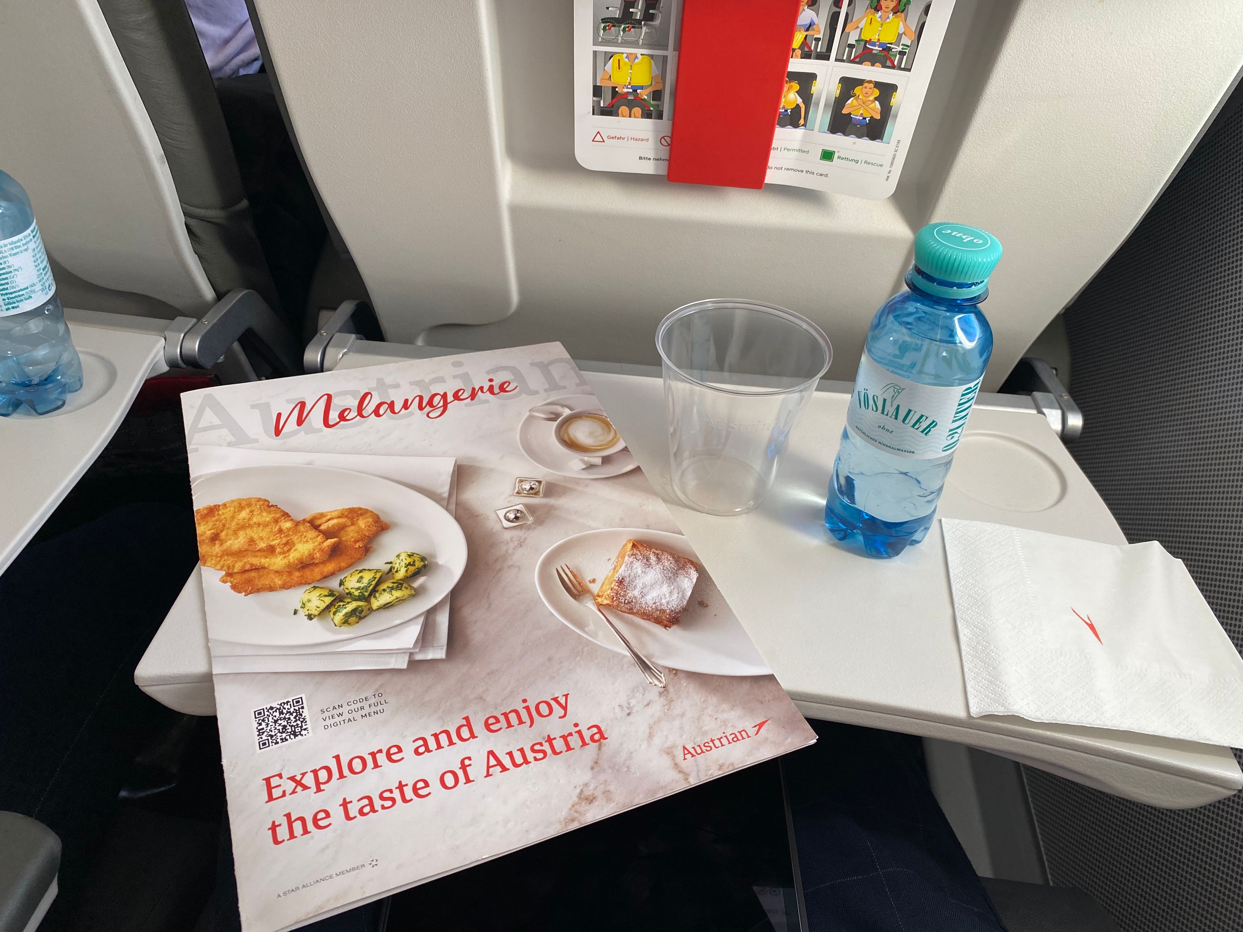 Einen Schluck Wasser gibt es bei der AUA noch kostenlos.