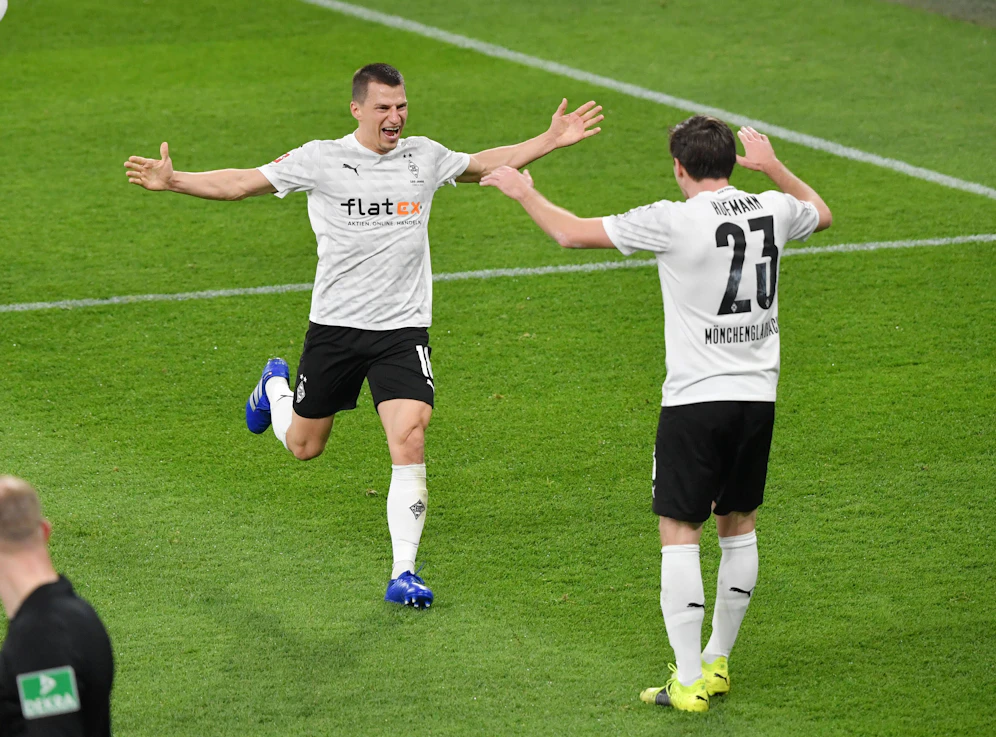 Stefan Lainer trifft für Gladbach. 