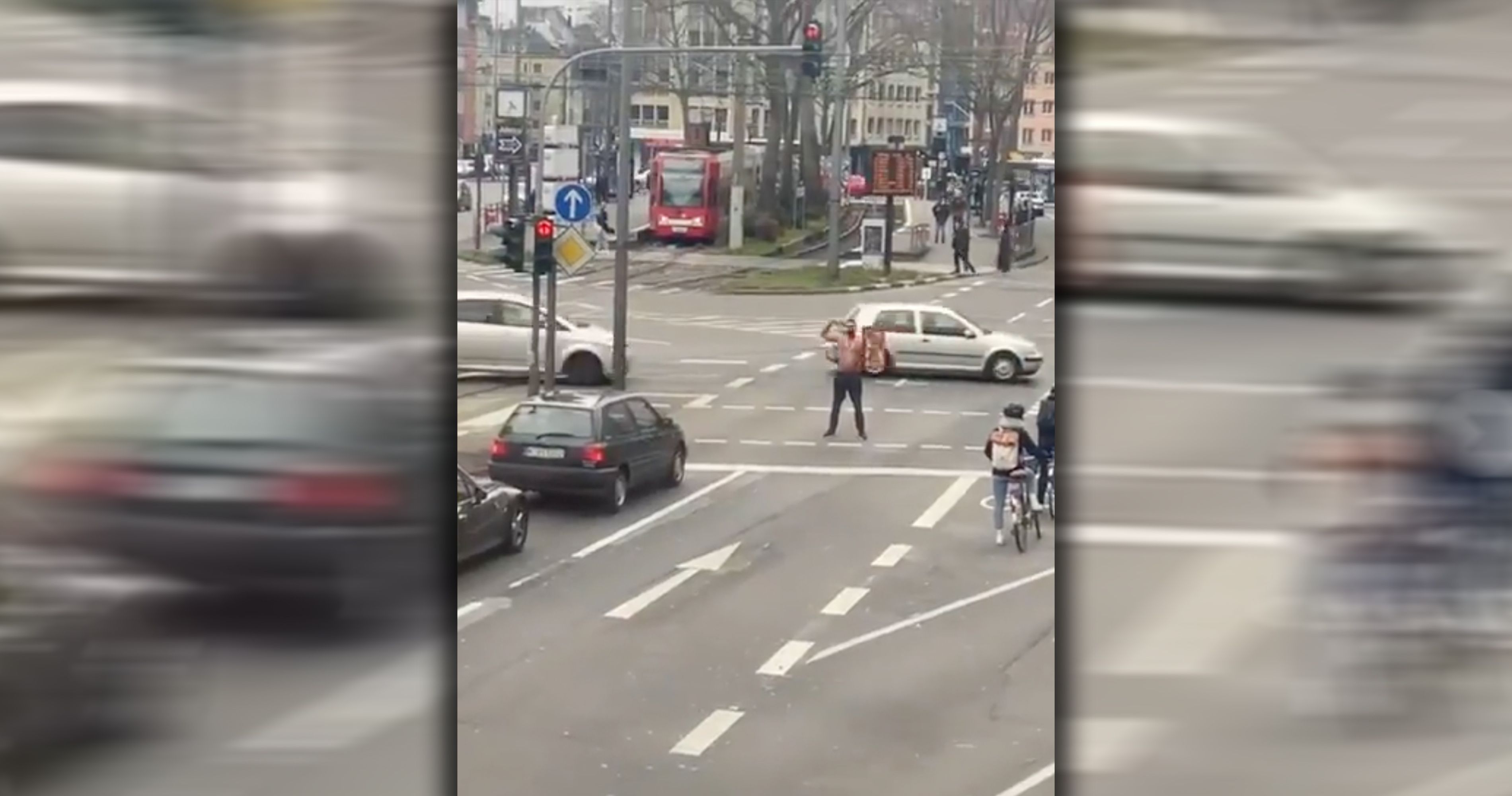 Der Musiker steht mitten auf einer Kreuzung und lässt sich feiern.