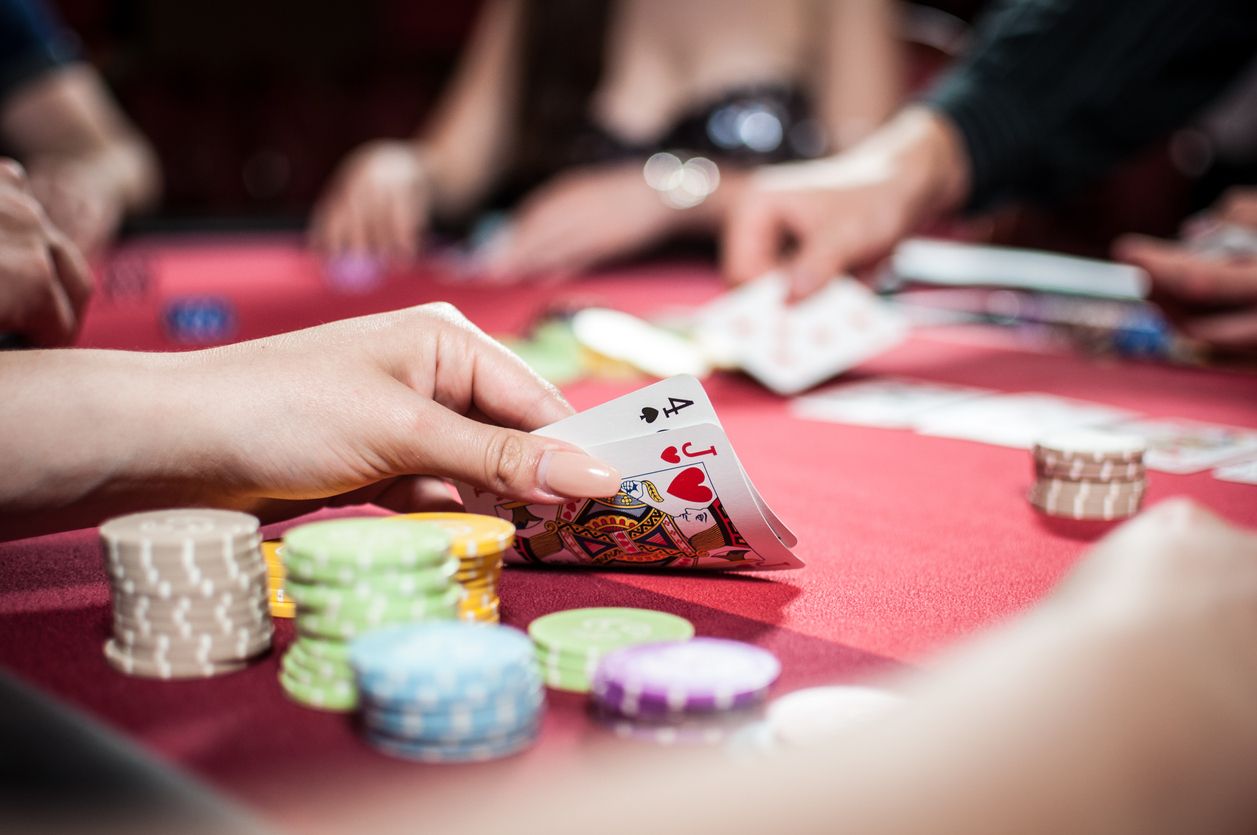 26 Personen spielten in dem Lokal Poker.