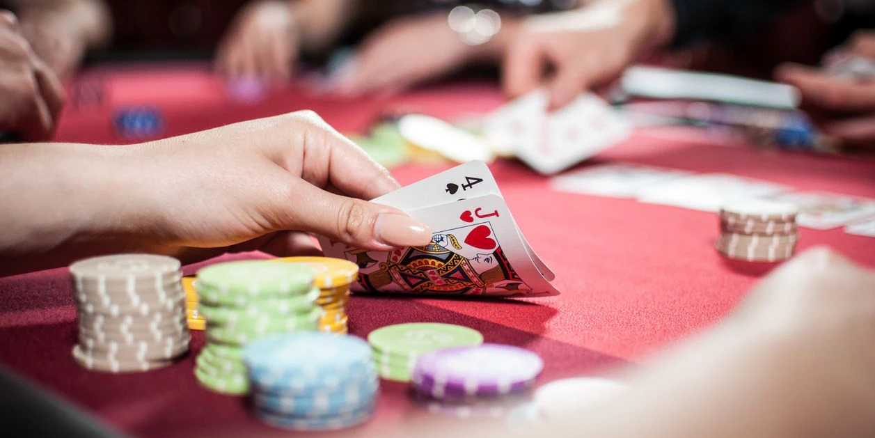 26 Personen spielten in dem Lokal Poker.