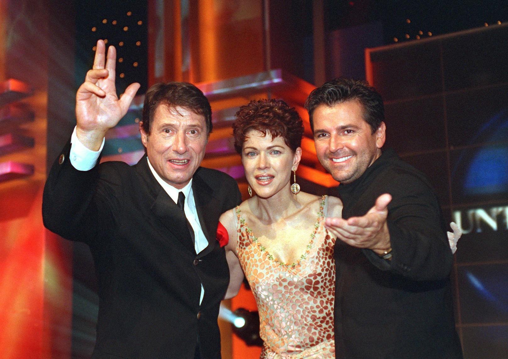 Mit "Charity"-Preisträger <strong>Udo Jürgens</strong> (l) mit Preis-Patin Anja Kruse während der ZDF-Show "Stars unterm Regenbogen" (1999)
