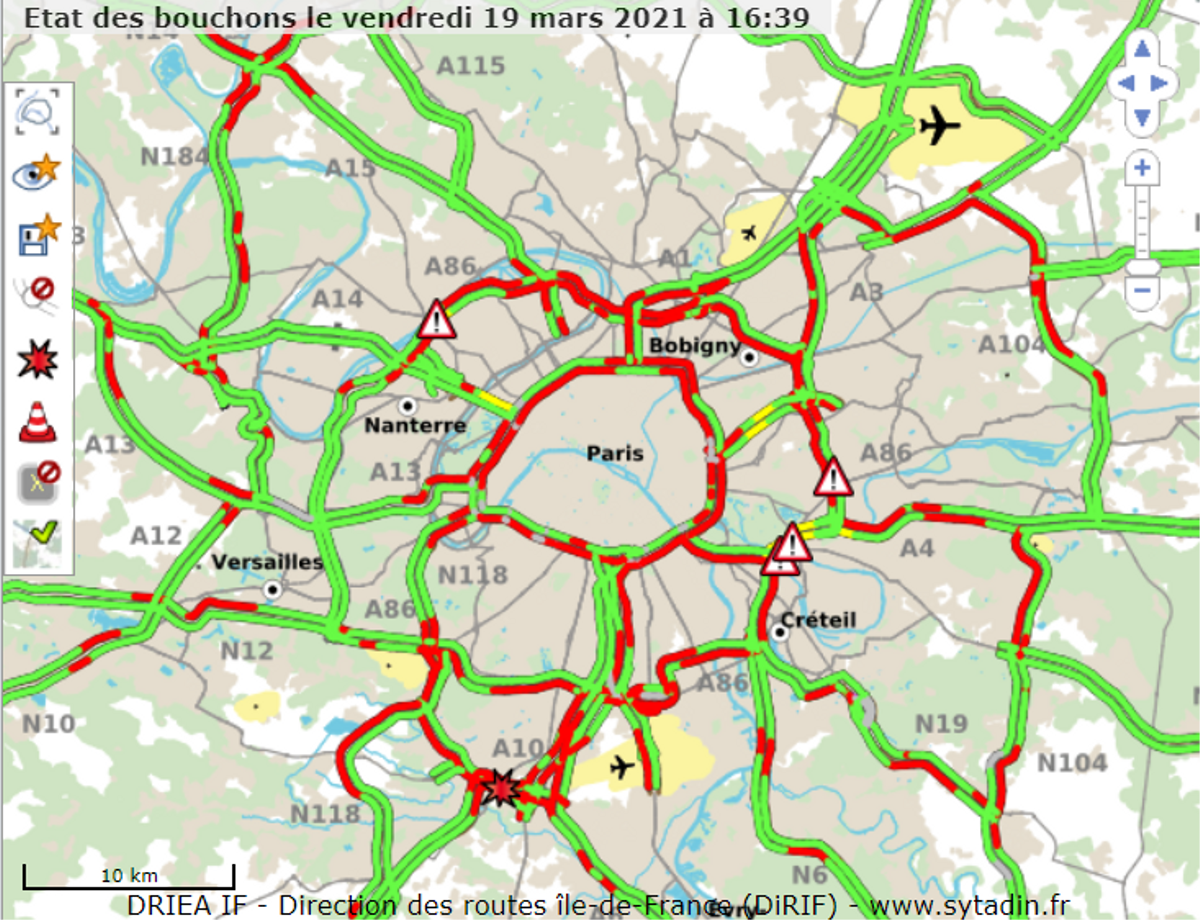 Die Menschen wollen noch vor Mitternacht die Stadt verlassen, um den Corona-Maßnahmen, die ab dem 20. März gelten, zu entkommen.