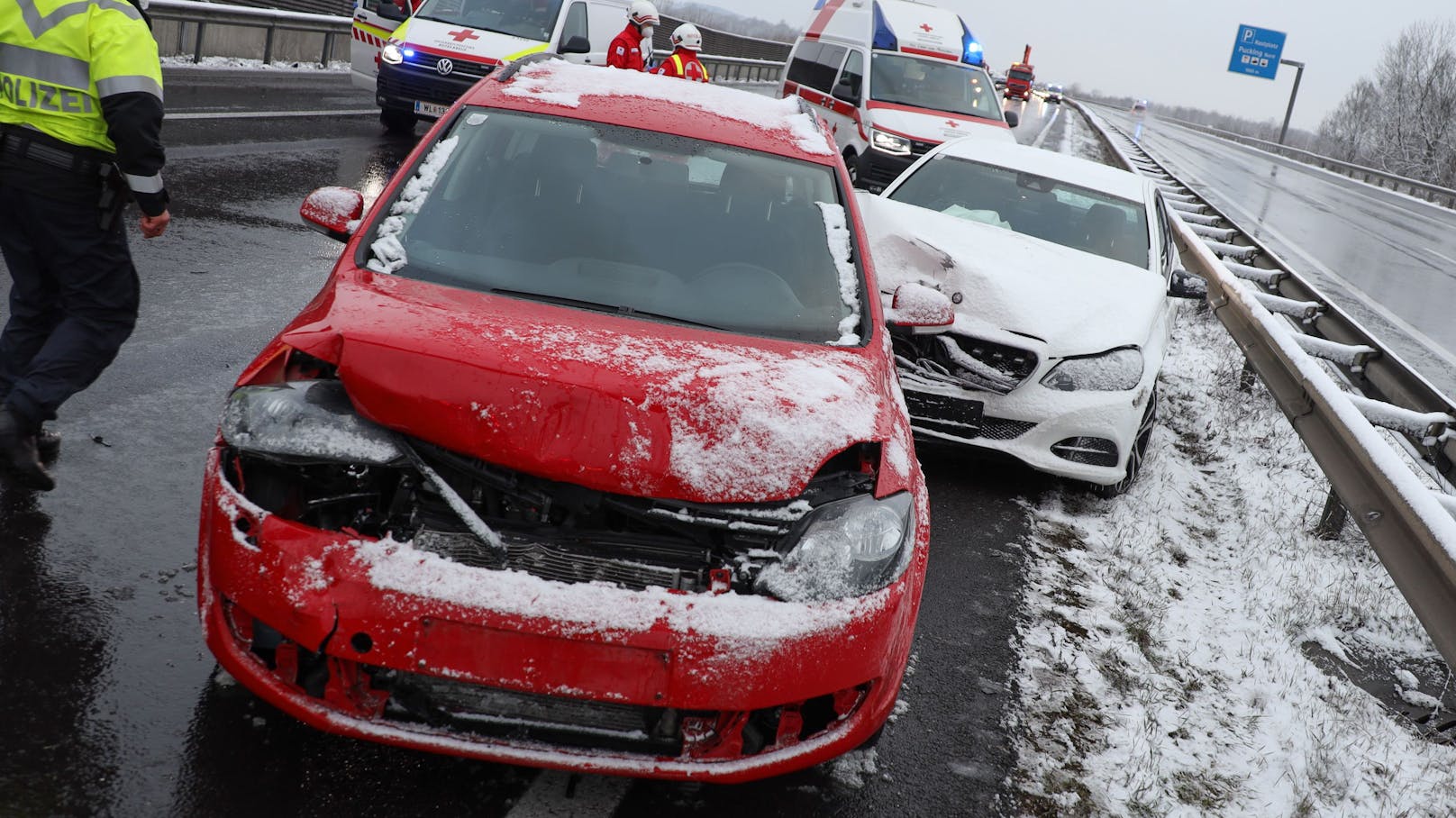 17 Verletzte bei schwerem Serienunfall auf Welser Autobahn nahe Pucking (OÖ)