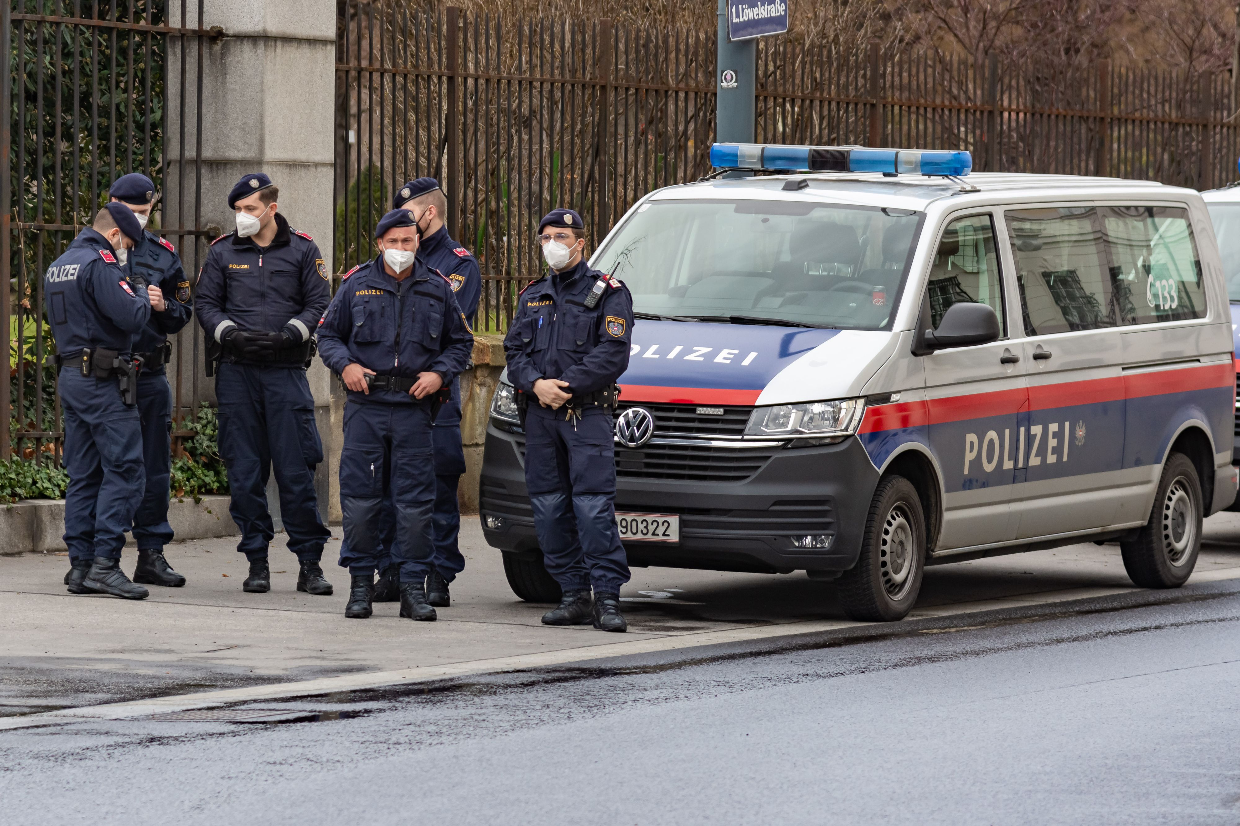 Nicht-geimpfte Polizisten werden weiter eine Maske tragen müssen.