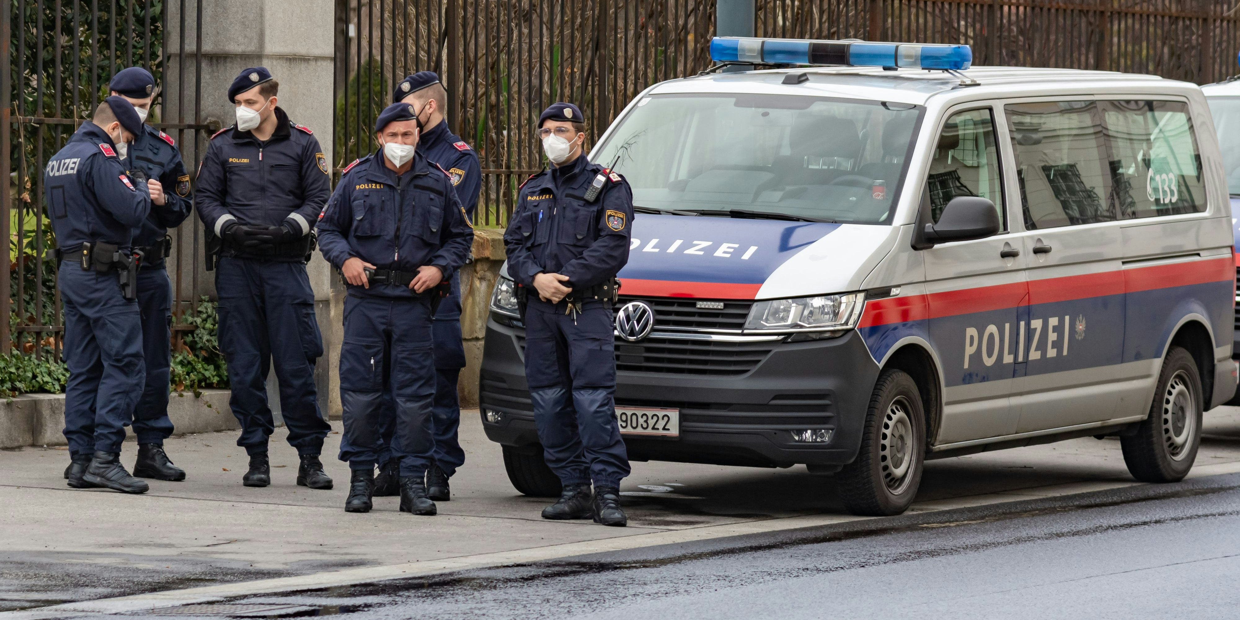 Nicht-geimpfte Polizisten werden weiter eine Maske tragen müssen.