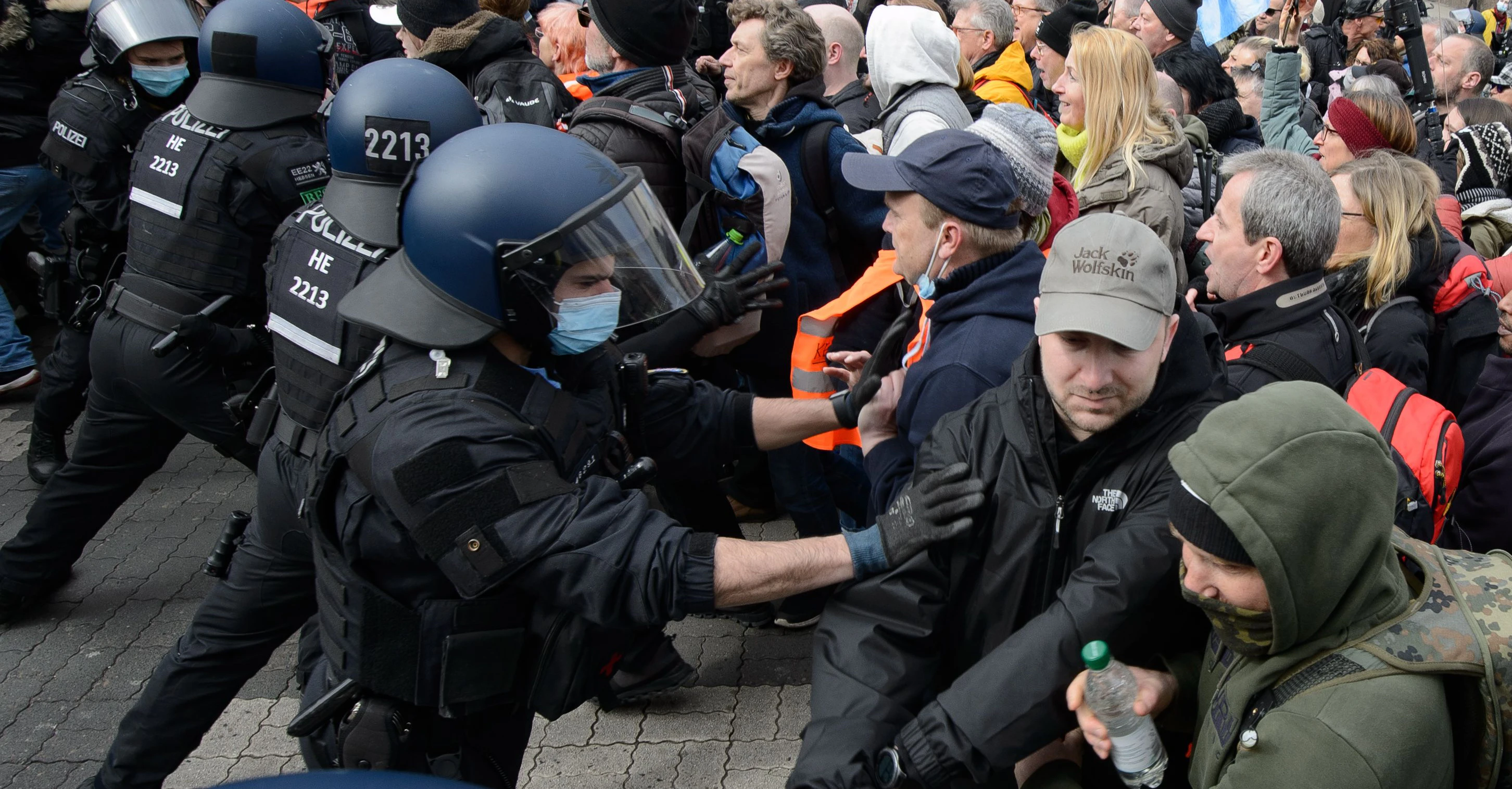 Download von www.picturedesk.com am 20.03.2021 (21:49).  20 March 2021, Hessen, Kassel: Police forces are deployed at a rally under the motto "Free Citizens Kassel - Basic Rights and Democracy". Photo: Swen Pförtner/dpa - 20210320_PD7537 - Rechteinfo: Rights Managed (RM)