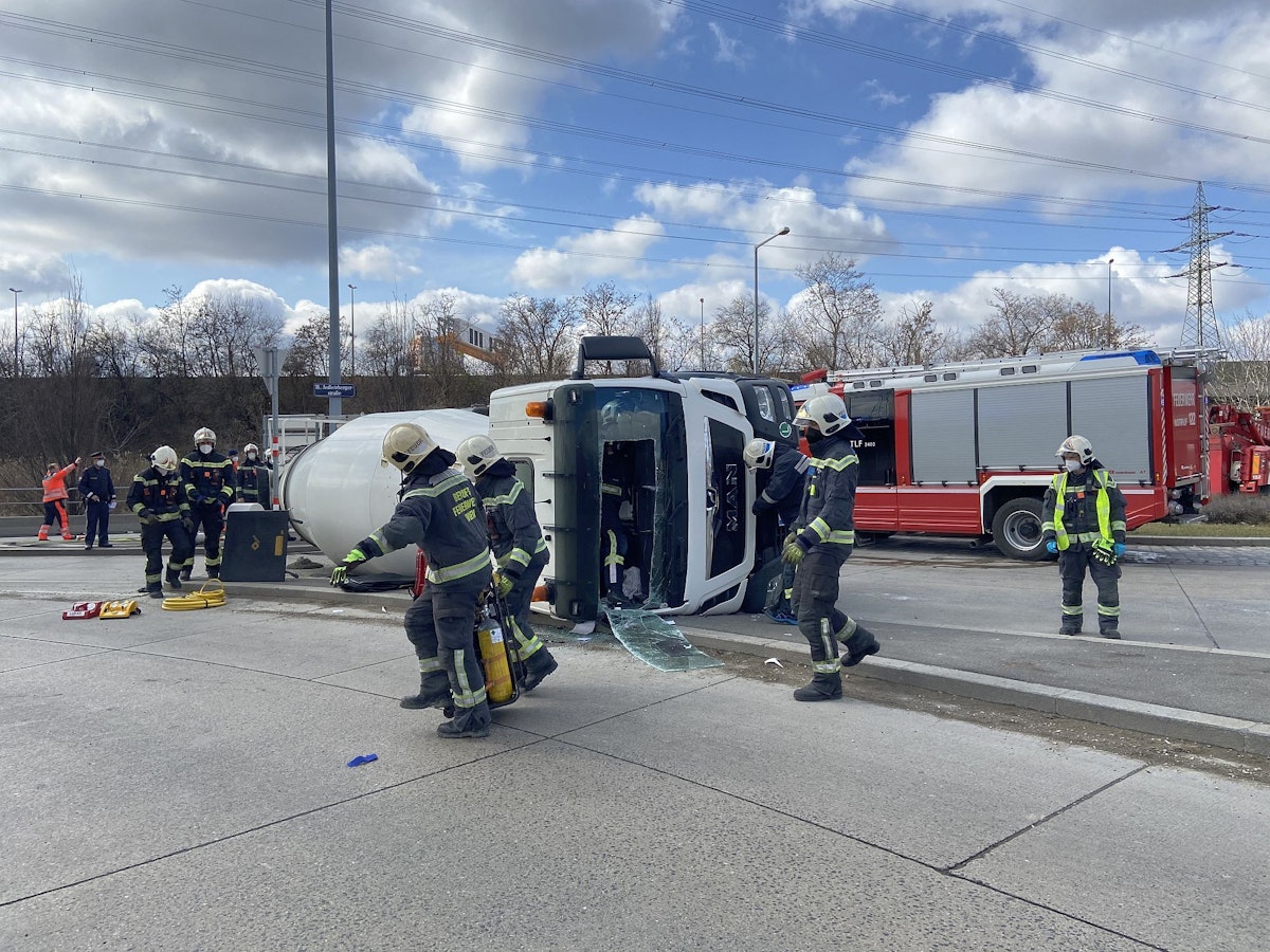 Die Feuerwehrmänner hatten alle Hände voll zu tun. 
