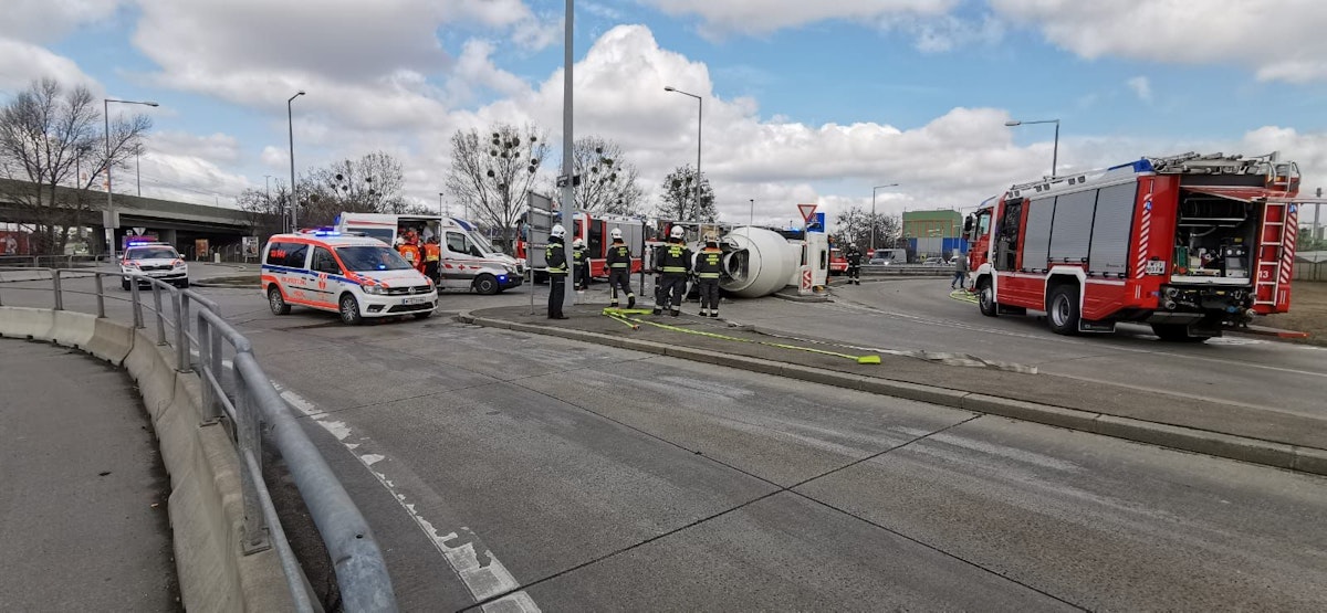 Bei der Autobahnabfahrt Simmeringer Haide kippte ein Betonmischer um.