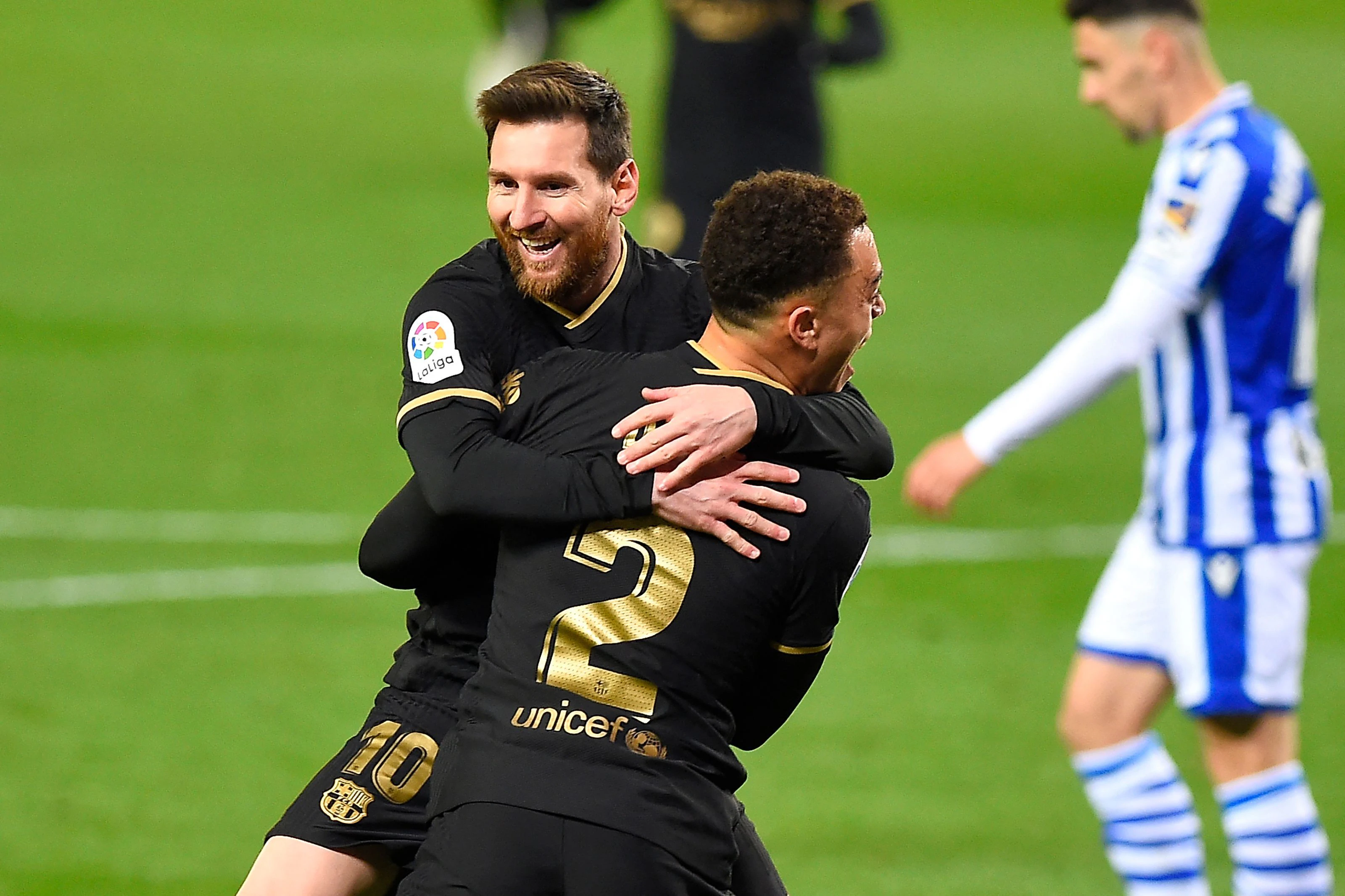 Lionel Messi und Sergino Dest jubeln über den deutlichen Sieg.